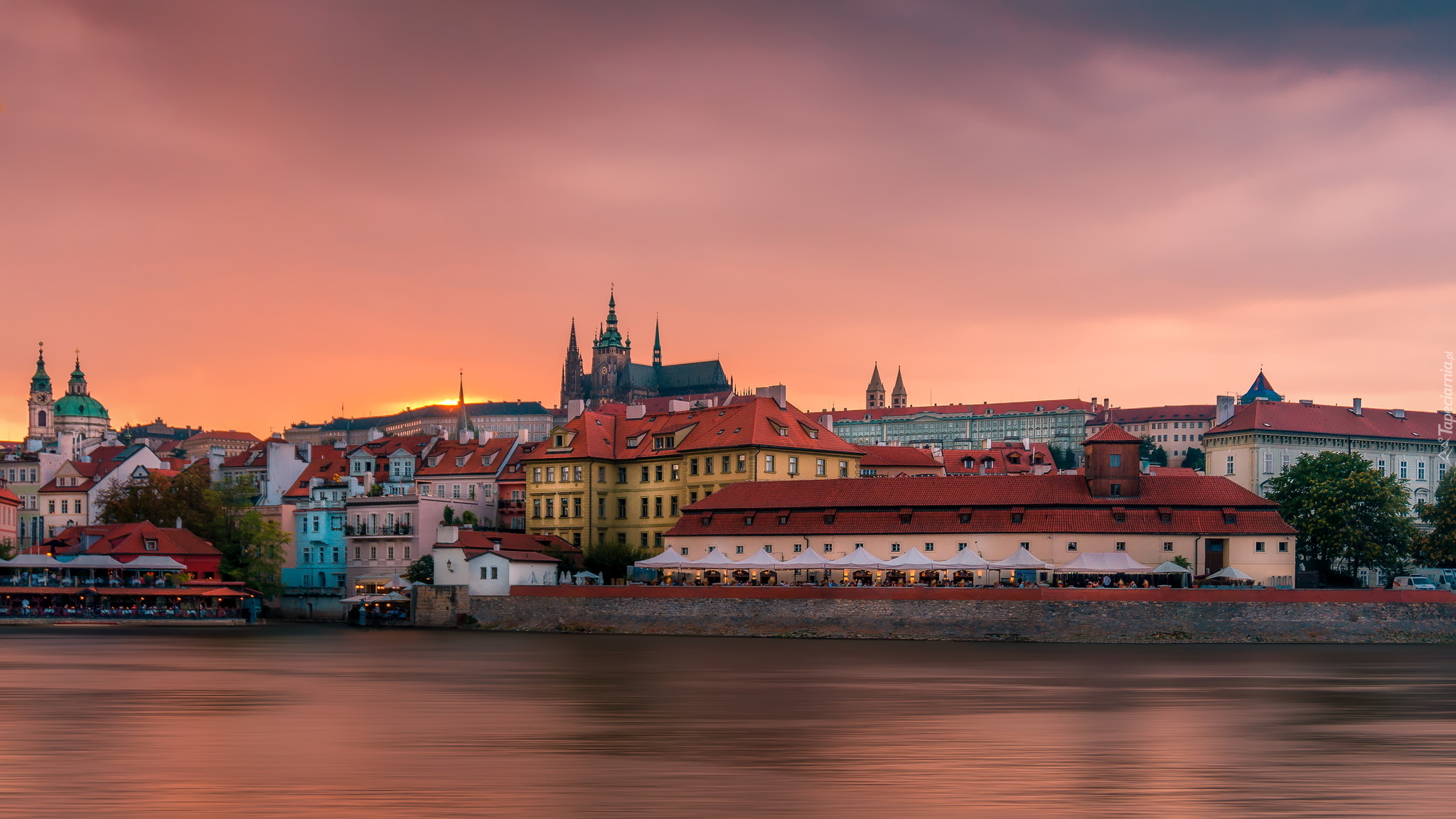 Praga, Czechy, Panorama, Zamek na Hradczanach, Katedra Świętych Wita Wacława i Wojciecha, Hradczany, Domy, Rzeka Wełtawa, Wschód słońca