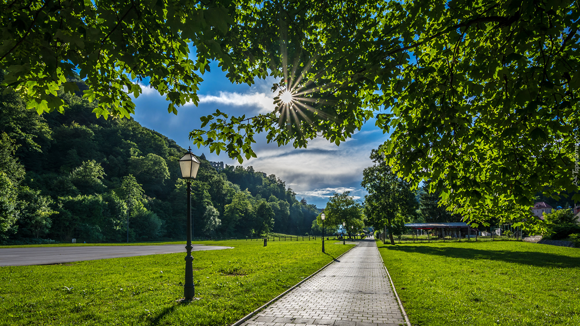 Chorwacja, Samobor, Park, Drzewa, Alejka, Latarnie, Promienie słońca