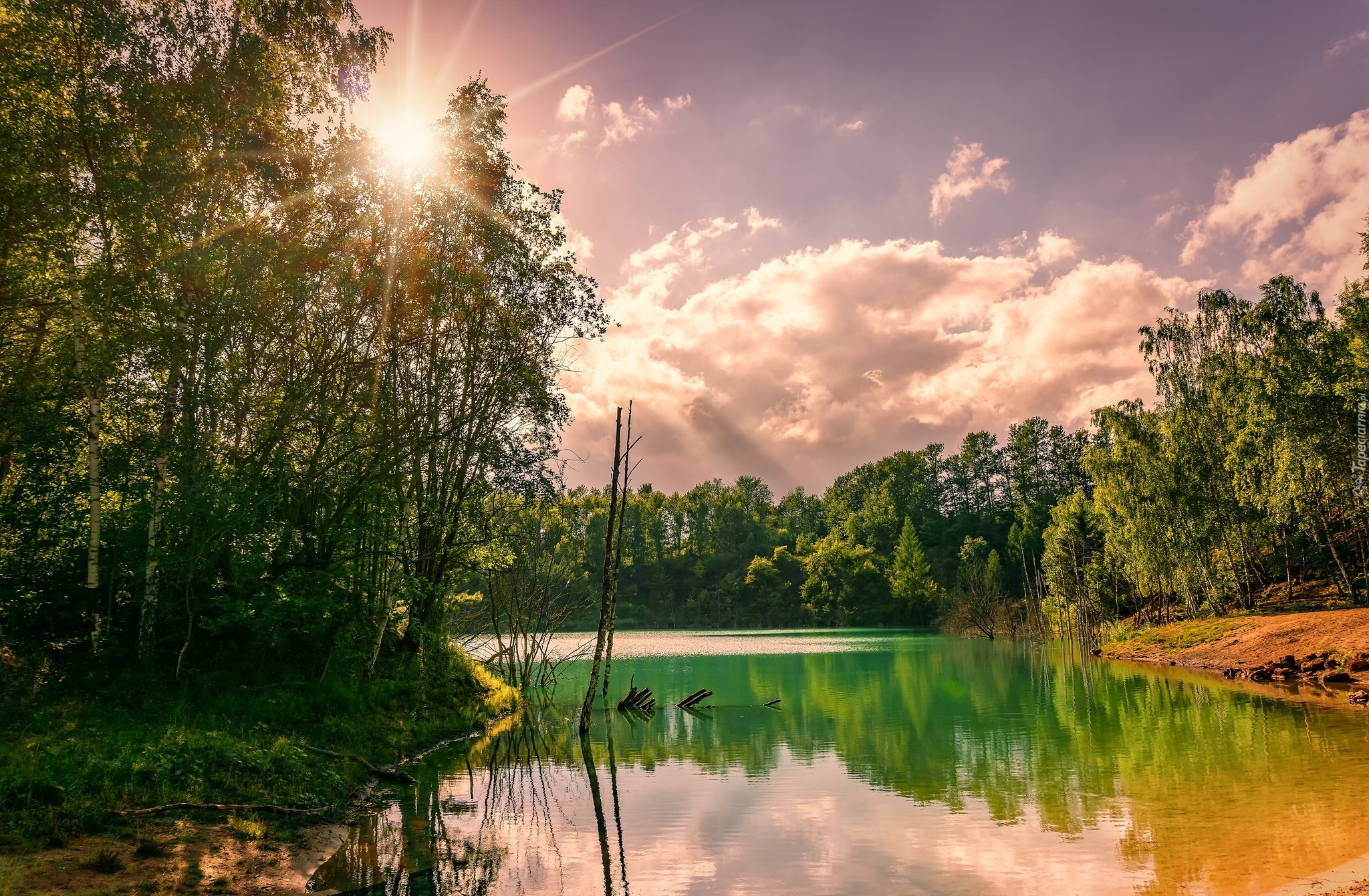 Rzeka, Drzewa, Promienie słońca, Chmury