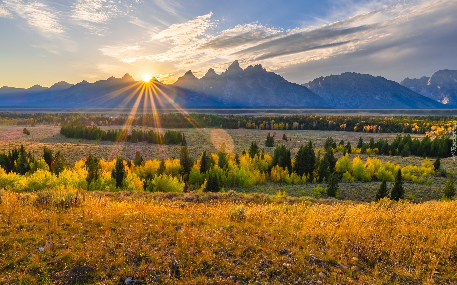 Park Narodowy Grand Teton, Góry, Teton Range, Pole, Drzewa, Promienie słońca, Chmury, Stan Wyoming, Stany Zjednoczone