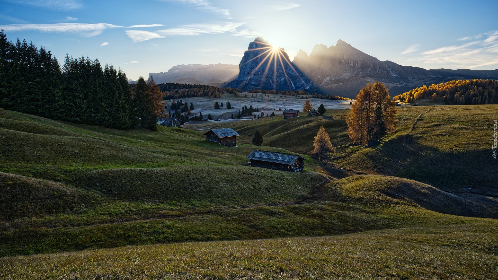 Włochy, Góry Sassolungo, Dolomity, Jesień, Drzewa, Domy, Wschód słońca, Płaskowyż, Seiser Alm