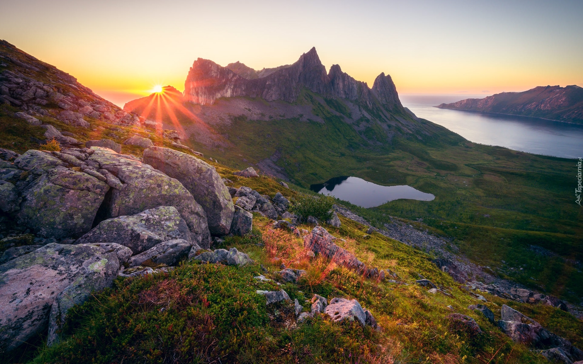 Norwegia, Wyspa Senja, Góry, Szczyt Husfjellet, Morze, Promienie słońca