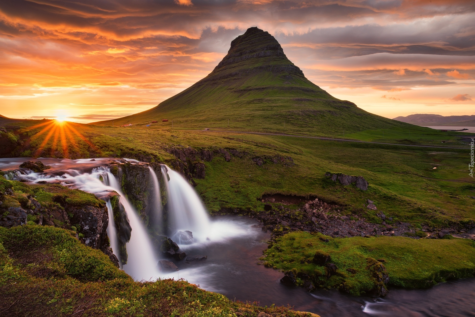 Islandia, Góra Kirkjufell, Wodospad Kirkjufellsfoss, Promienie słońca