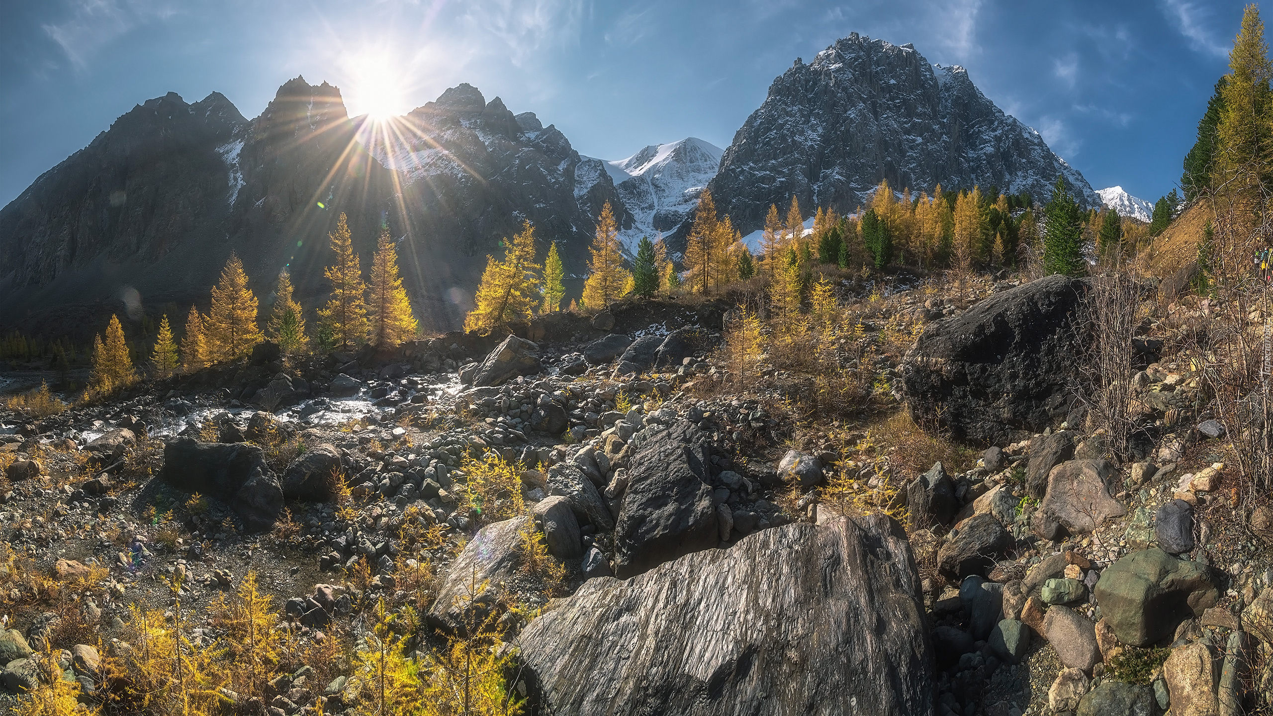 Góry, Góra Akturu, Drzewa, Kamienie, Promienie słońca, Ałtaj, Rosja