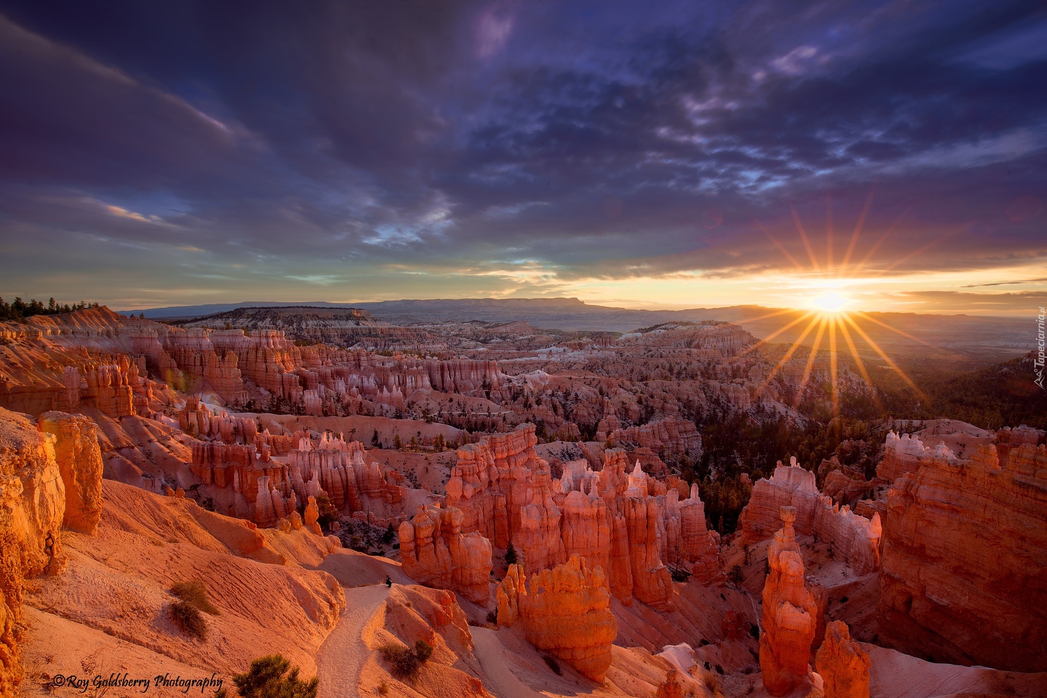 Stany Zjednoczone, Utah, Park Narodowy Bryce Canyon, Skały, Wschód słońca, Promienie, Chmury