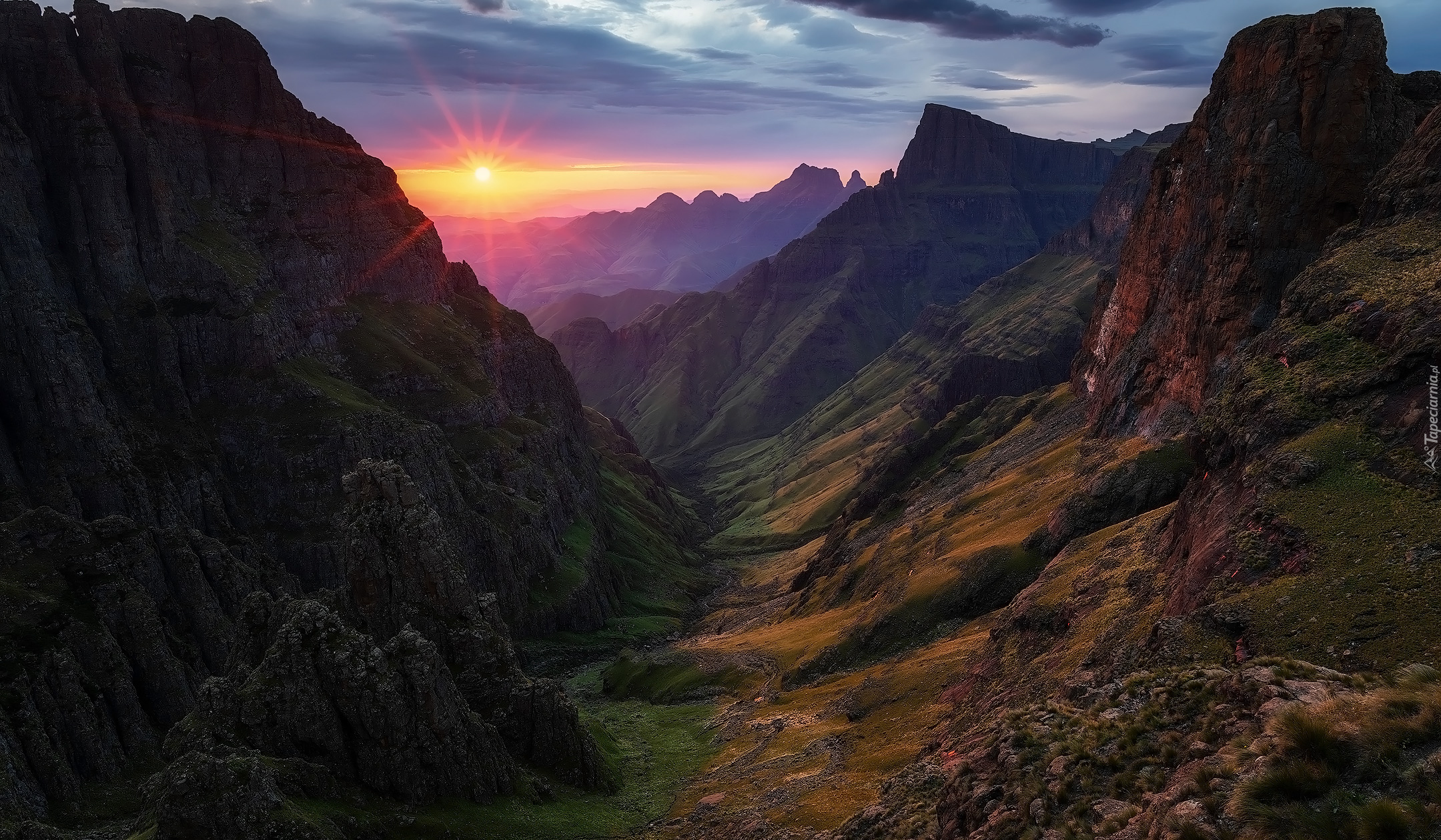 Góry Smocze, Ukhahlamba Mountains, Przełęcz Fangs Pass, Promienie słońca, Republika Południowej Afryki