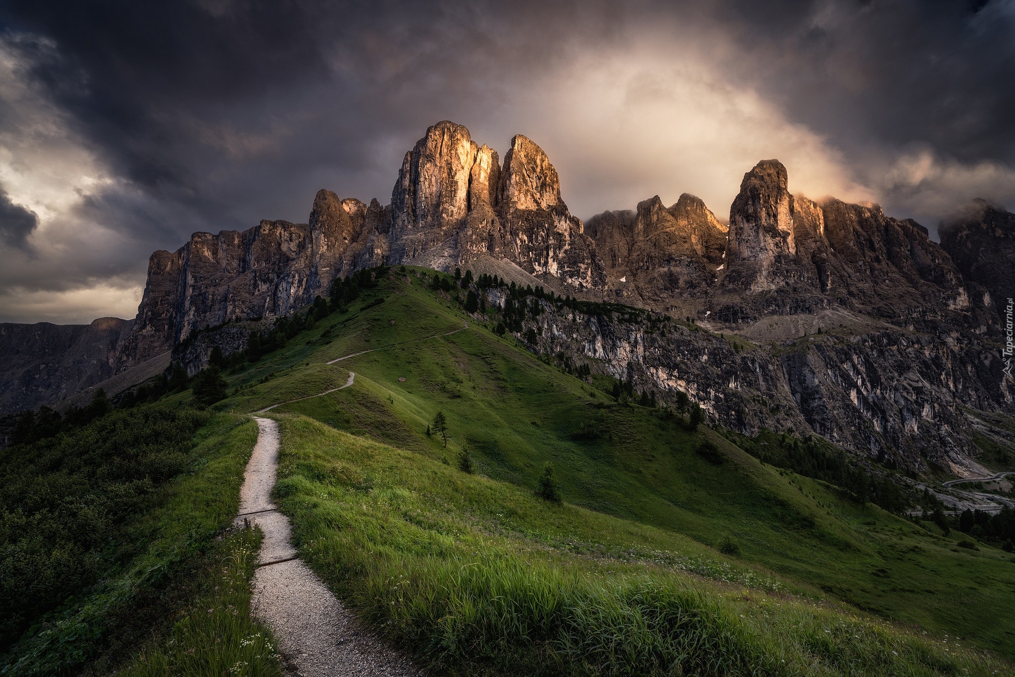 Włochy, Południowy Tyrol, Alpy, Dolomity, Przełęcz Gardena Pass, Góry Sella, Ścieżka