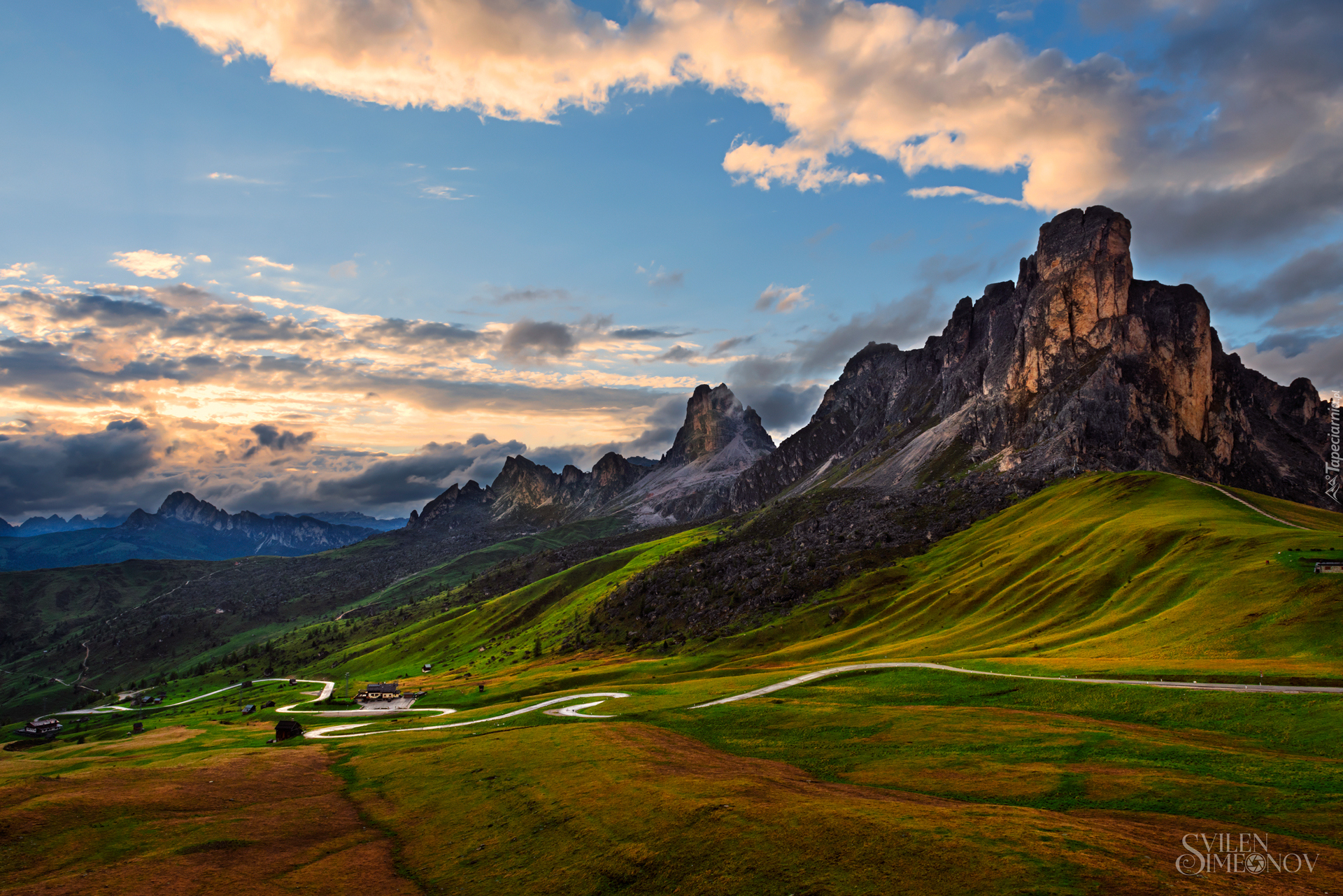 Dolomity, Passo di Giau, Góry, Wzgórza, Droga, Łąka, Chmury, Prowincja Belluno, Włochy
