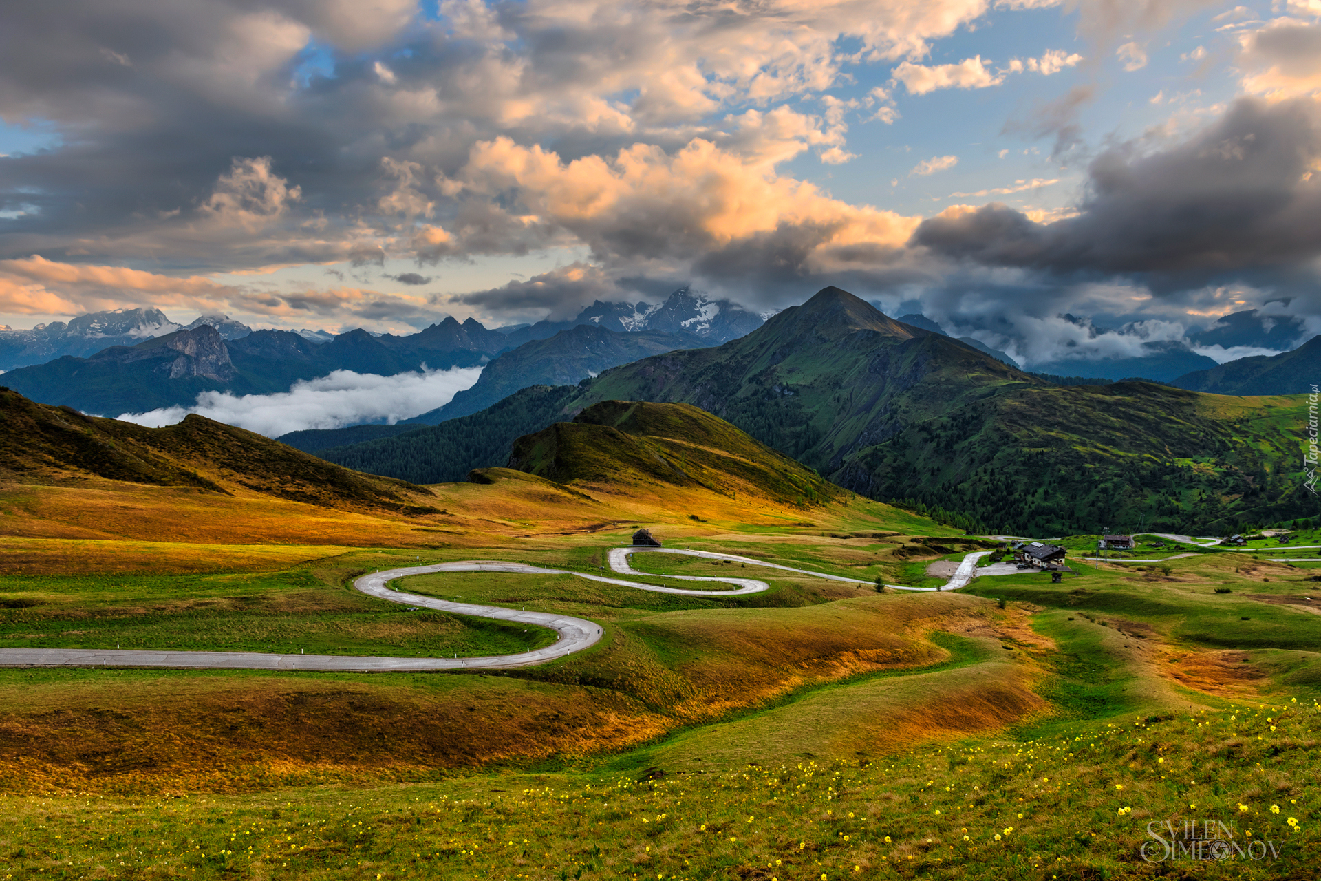 Dolomity, Passo di Giau, Góry, Wzgórza, Kręta, Droga, Łąka, Chmury, Prowincja Belluno, Włochy