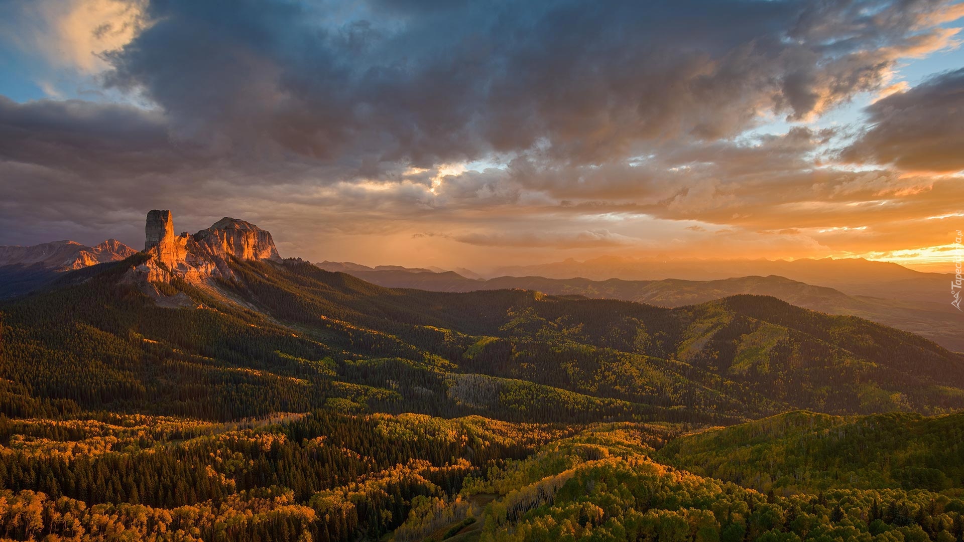 Stany Zjednoczone, Stan Kolorado, Hrabstwo Ouray, Przełęcz Owl Creek Pass, Góry, Skały, Lasy, Drzewa, Zachód słońca