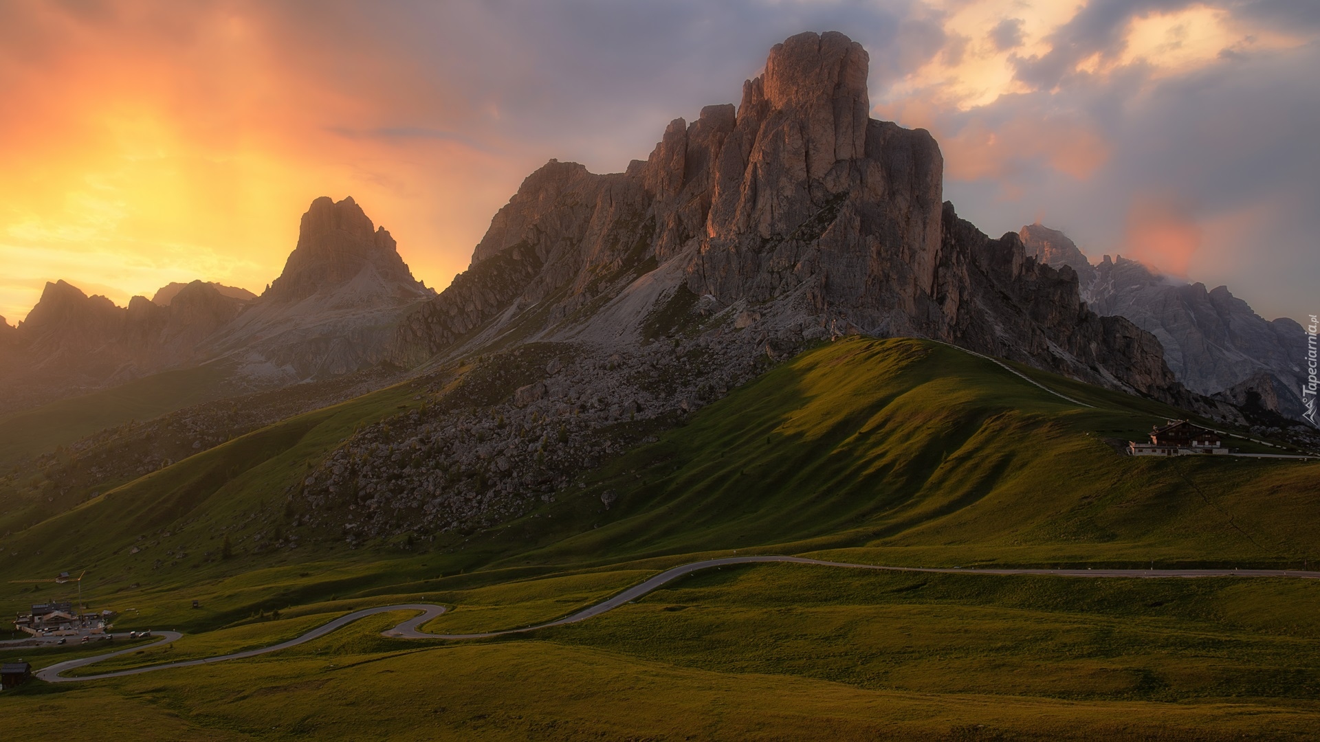 Dolomity, Przełęcz, Passo di Giau, Góry, Wzgórza, Kręta, Droga, Zachód słońca, Chmury, Prowincja Belluno, Włochy