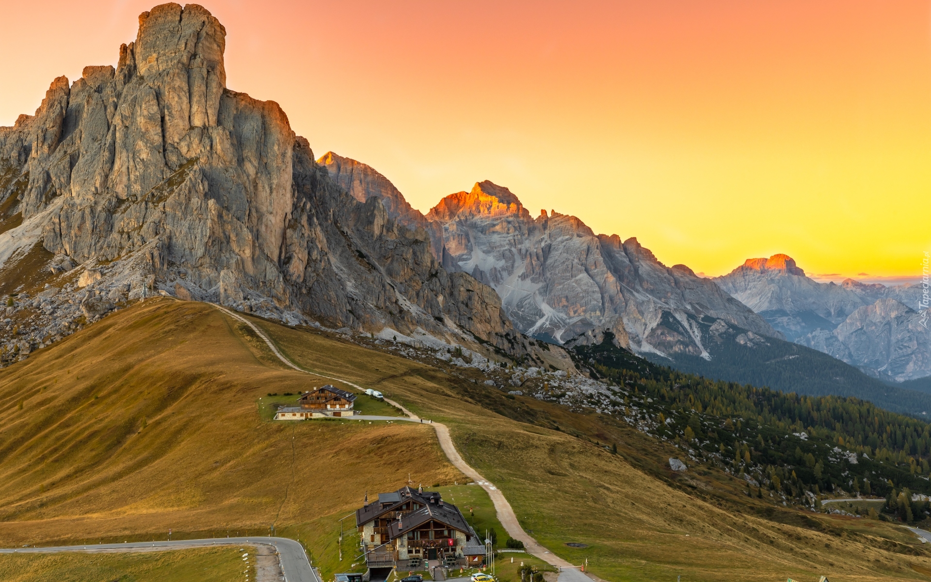 Góry, Dolomity, Przełęcz, Passo di Giau, Prowincja Belluno, Droga, Domy, Włochy