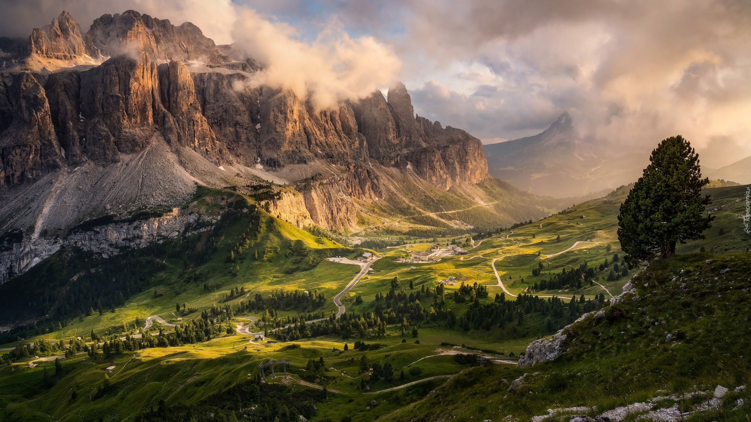 Góry, Dolomity, Skały, Chmury, Droga, Drzewa, Przełęcz, Passo Gardena, Włochy