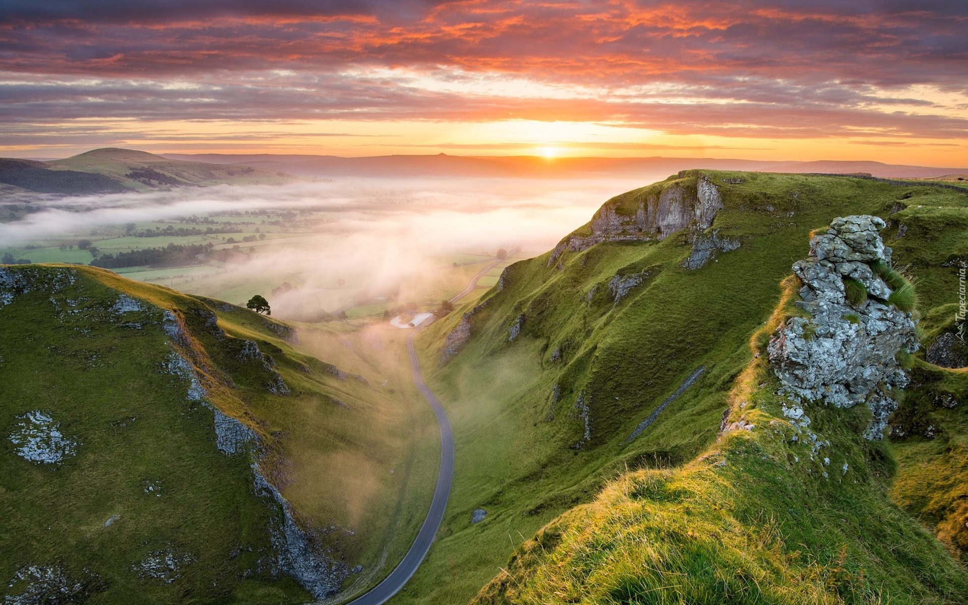 Góry, Wyżyna Peak District, Przełęcz, Winnats Pass, Mgła, Drzewa, Wschód słońca, Chmury, Hrabstwo Derbyshire, Anglia