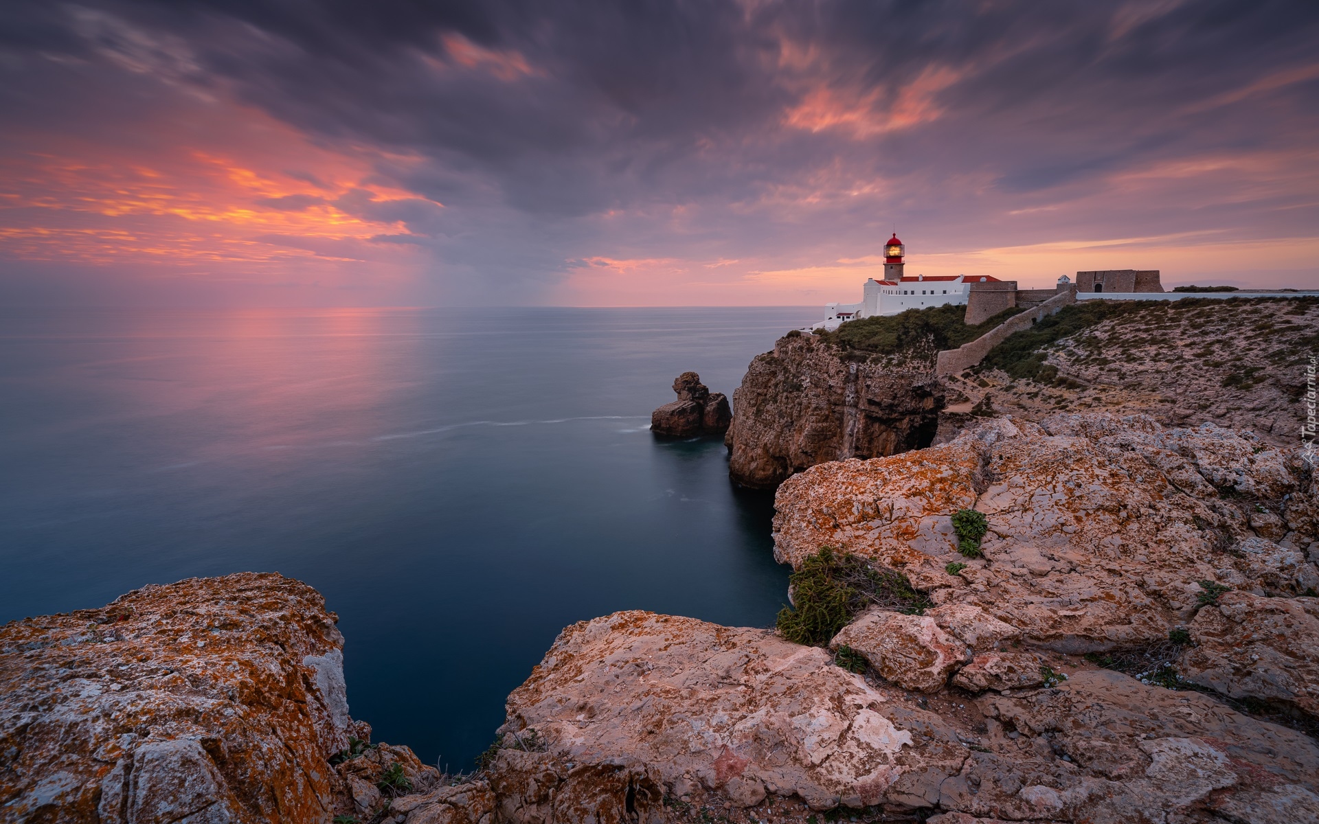 Portugalia, Sagres, Cabo de Sao Vicente, Przylądek Świętego Wincentego, Morze, Wybrzeże, Skały, Latarnia morska, Chmury
