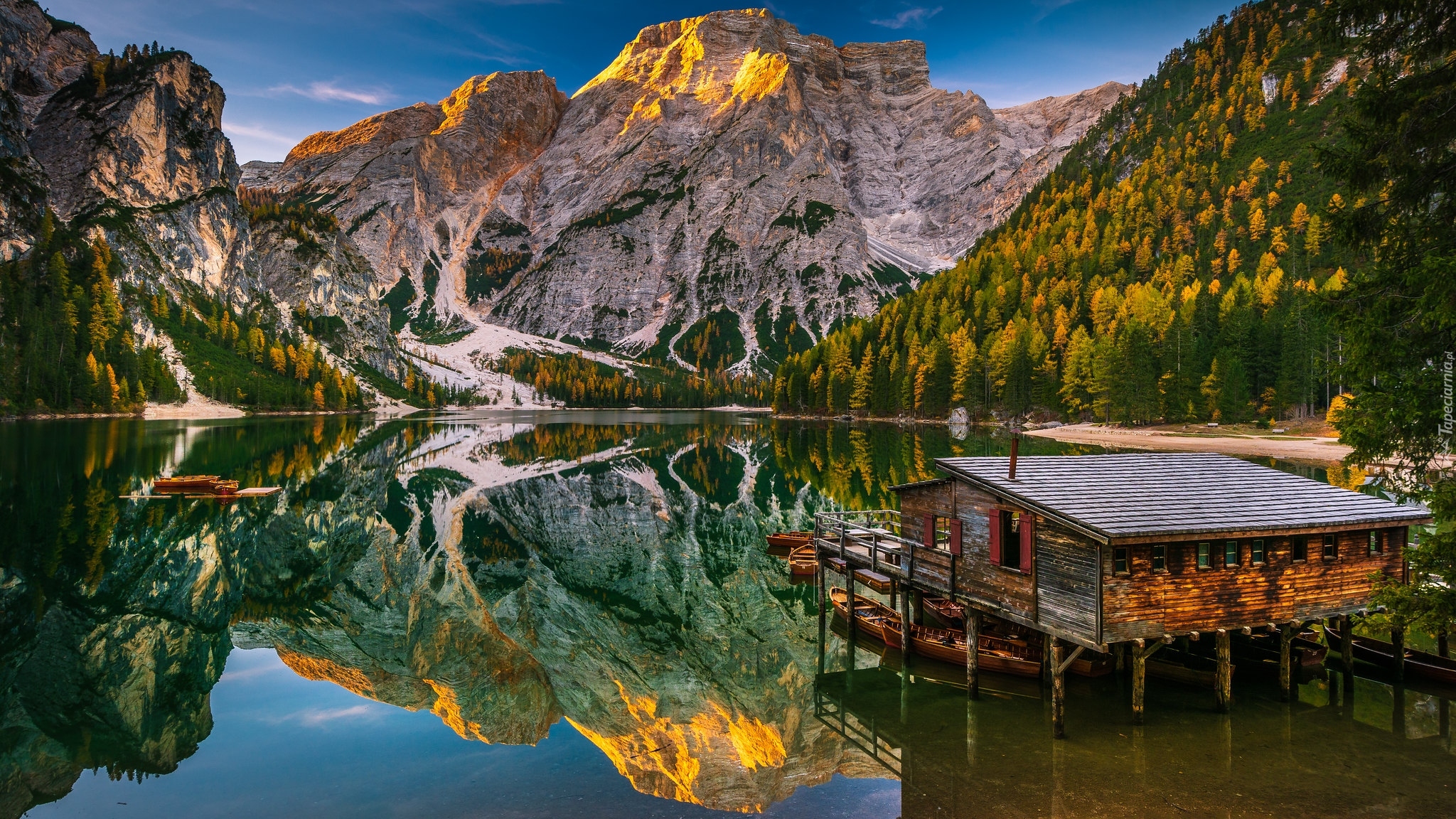 Włochy, Jezioro Pragser Wildsee, Lago di Braies, Góry Dolomity, Pomost, Drewniany, Domek, Łódki, Przystań