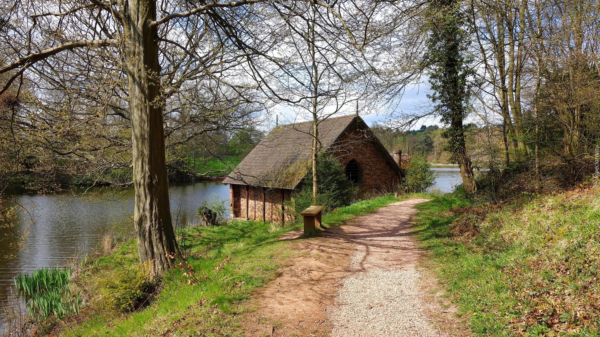 Droga, Dom, Przystań, Jezioro, Dudmaston Big Pool, Dudmaston Estate, Hrabstwo Shropshire, Anglia