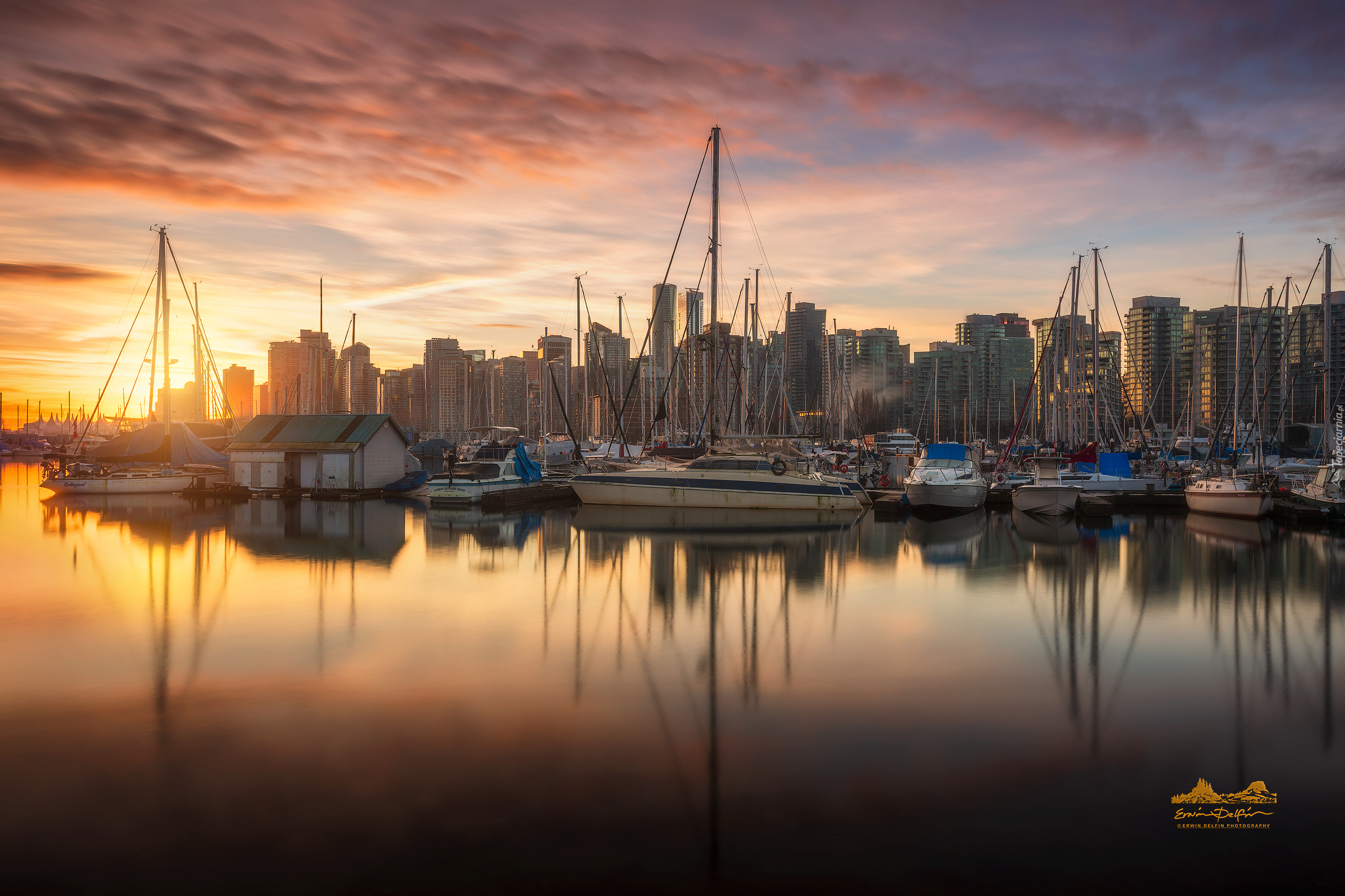 Kanada, Vancouver, Prowincja Kolumbia Brytyjska, Stanley Park Marina, Przystań, Żaglówki, Wieżowce, Wschód słońca, Chmury