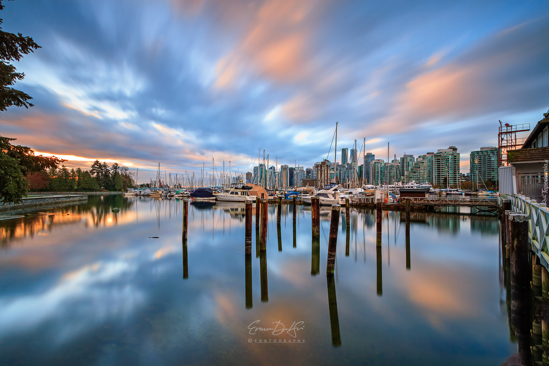 Stanley Park Marina, Przystań, Klub jachtowy, Żaglówki, Jachty, Wieżowce, Wschód słońca, Chmury, Prowincja Kolumbia Brytyjska, Vancouver, Kanada