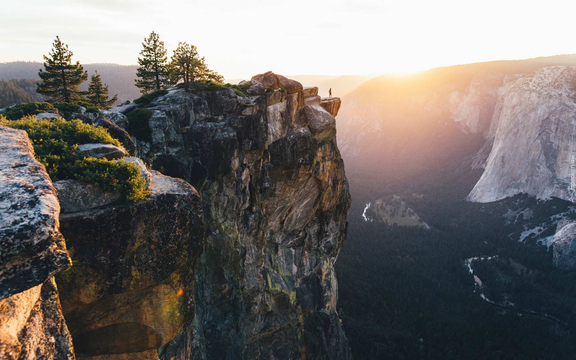 Wschód słońca, Góry, Skały, Taft Point, Człowiek, Drzewa, Dolina, Yosemite Valley, Park Narodowy Yosemite, Kalifornia, Stany Zjednoczone