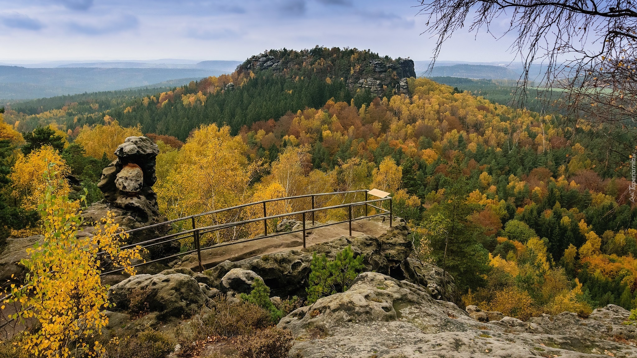 Jesień, Drzewa, Wzgórza, Góry, Las, Punkt widokowy, Kamienie, Skały