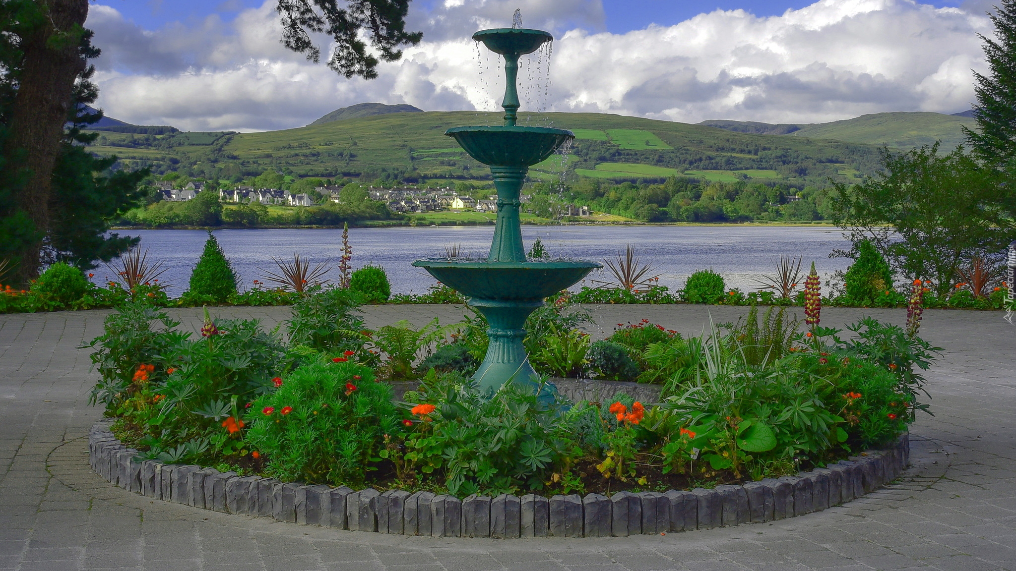 Fontanna, Rabatka, Rzeka Roughty River, Góry, Miejscowość Kenmare, Irlandia