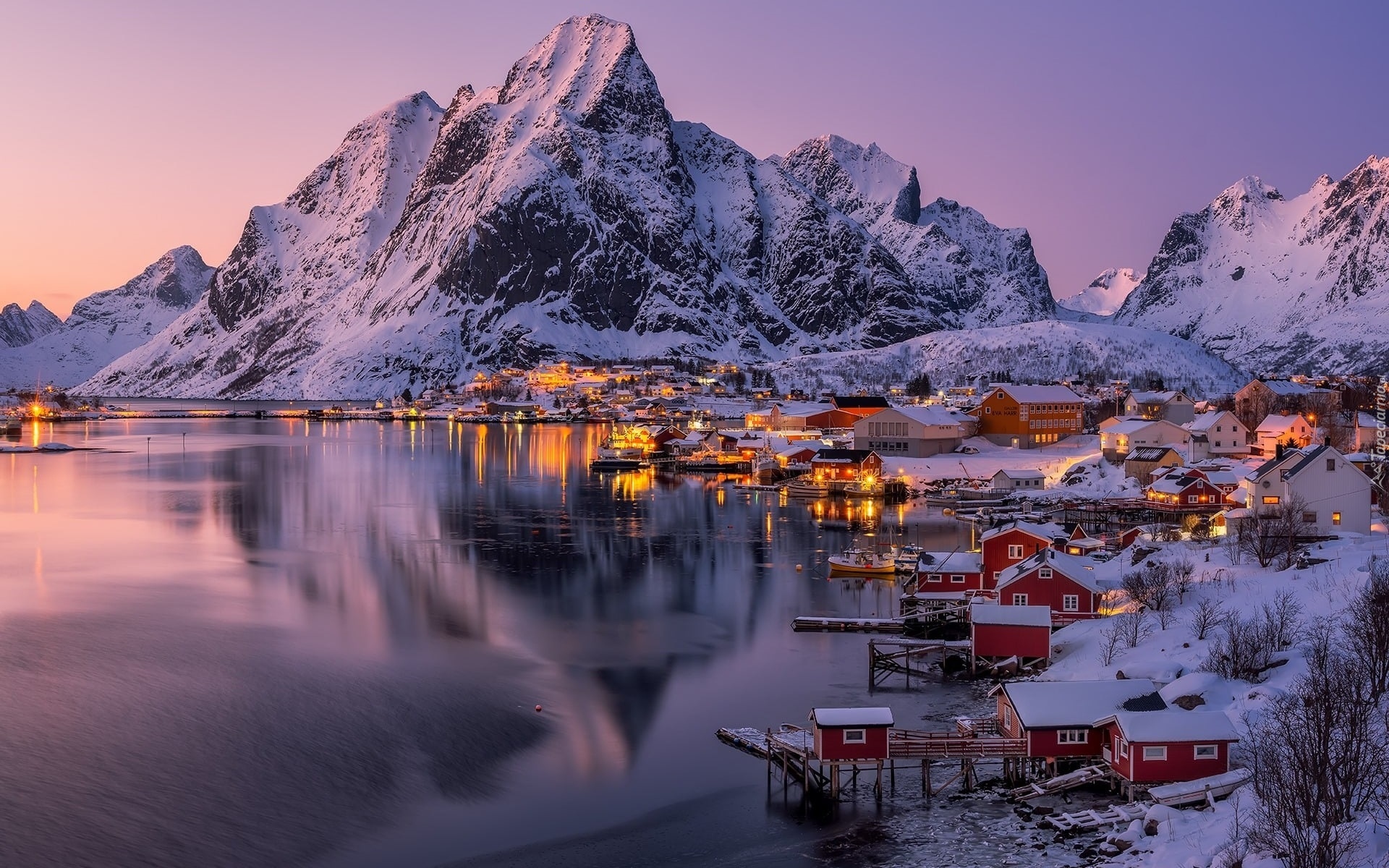 Norwegia, Lofoty, Wyspa Moskenesoya, Wioska Reine, Domy, Światła, Góry, Zima