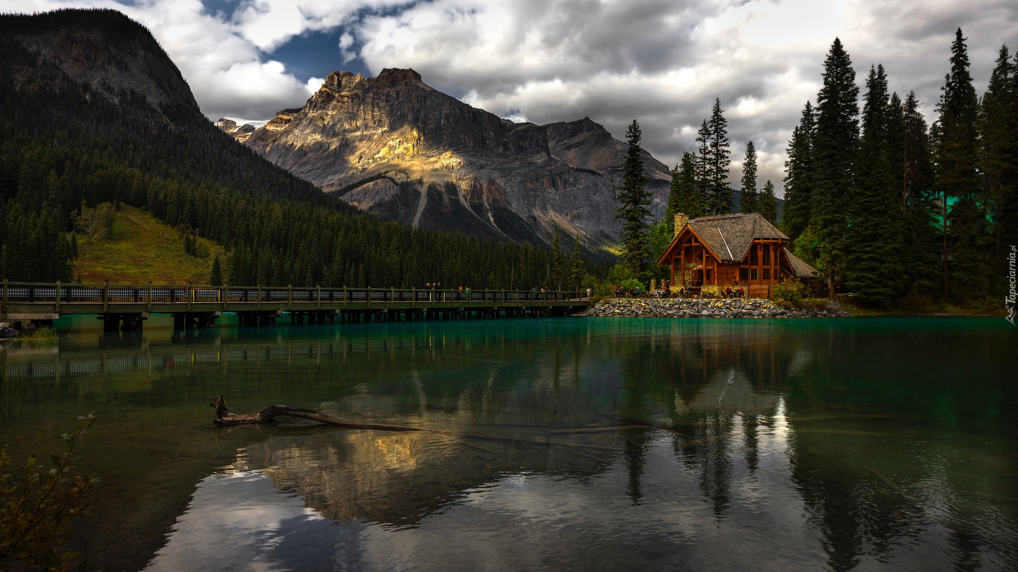 Park Narodowy Yoho, Restauracja, Cilantro on the Lake, Most, Jezioro, Emerald Lake, Góry, Drzewa, Chmury, Prowincja Kolumbia Brytyjska, Kanada