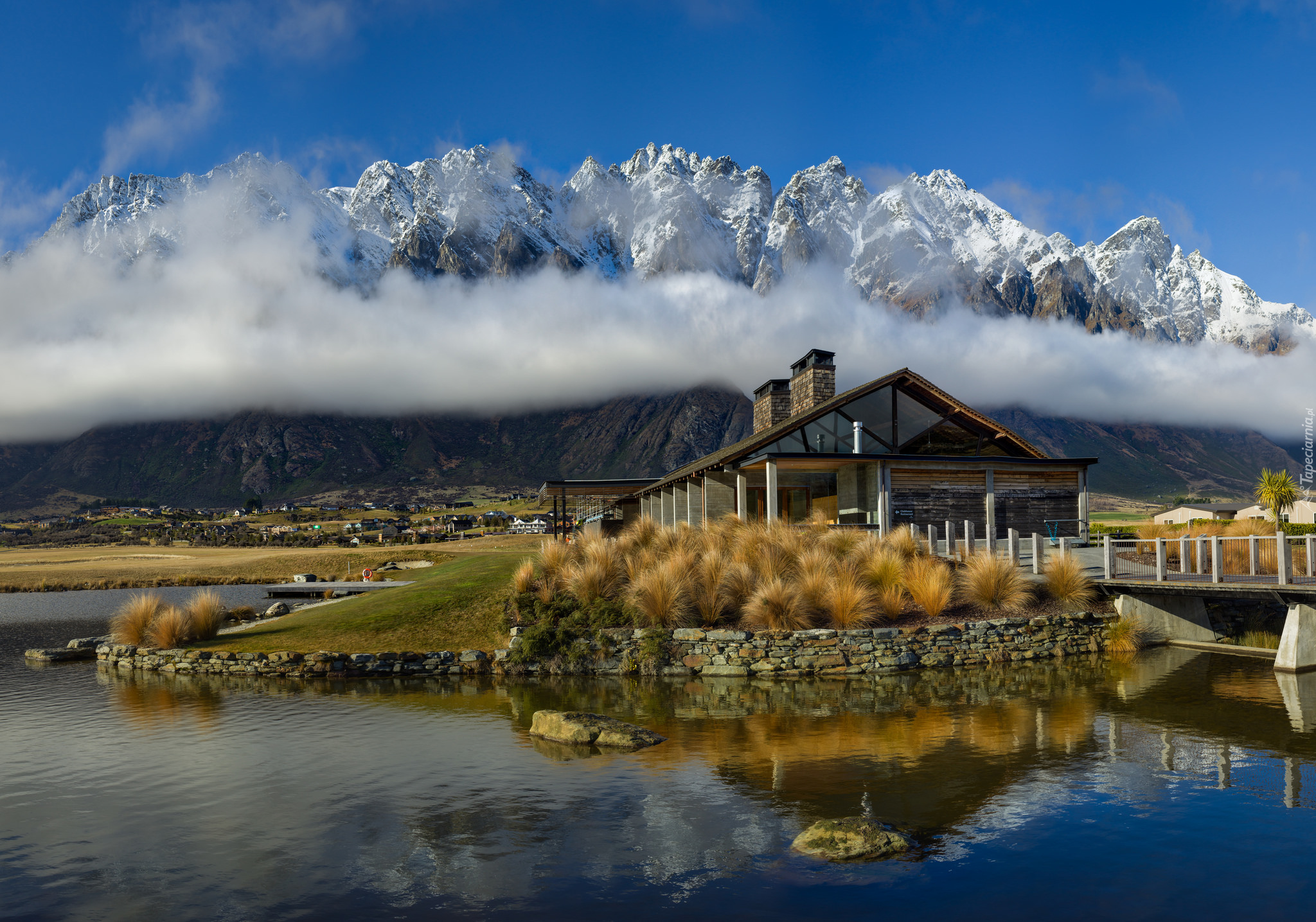 Nowa Zelandia, Queenstown, Góry, Mgła, Jezioro Wakatipu, Dom, Restauracja Jacks Point, Most, Trawa