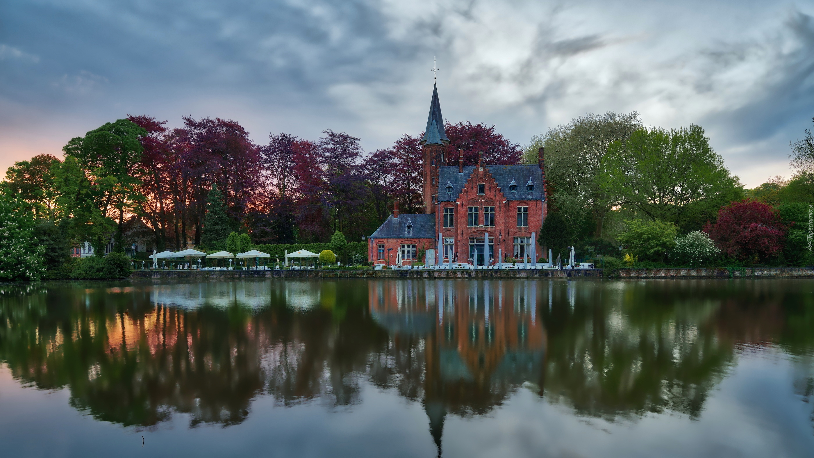 Restauracja Kasteel Minnewater, Dom, Drzewa, Jezioro Lake of Love, Brugia, Belgia