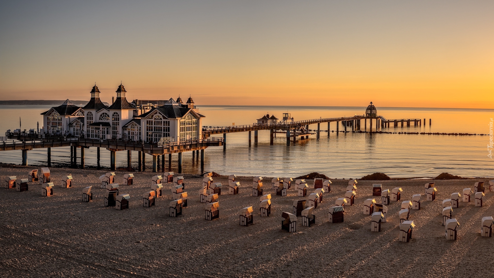 Wschód słońca, Morze Bałtyckie, Kawiarnia, Restauracja, Plaża, Kosze plażowe, Molo, Sellin, Wyspa Rugia, Niemcy