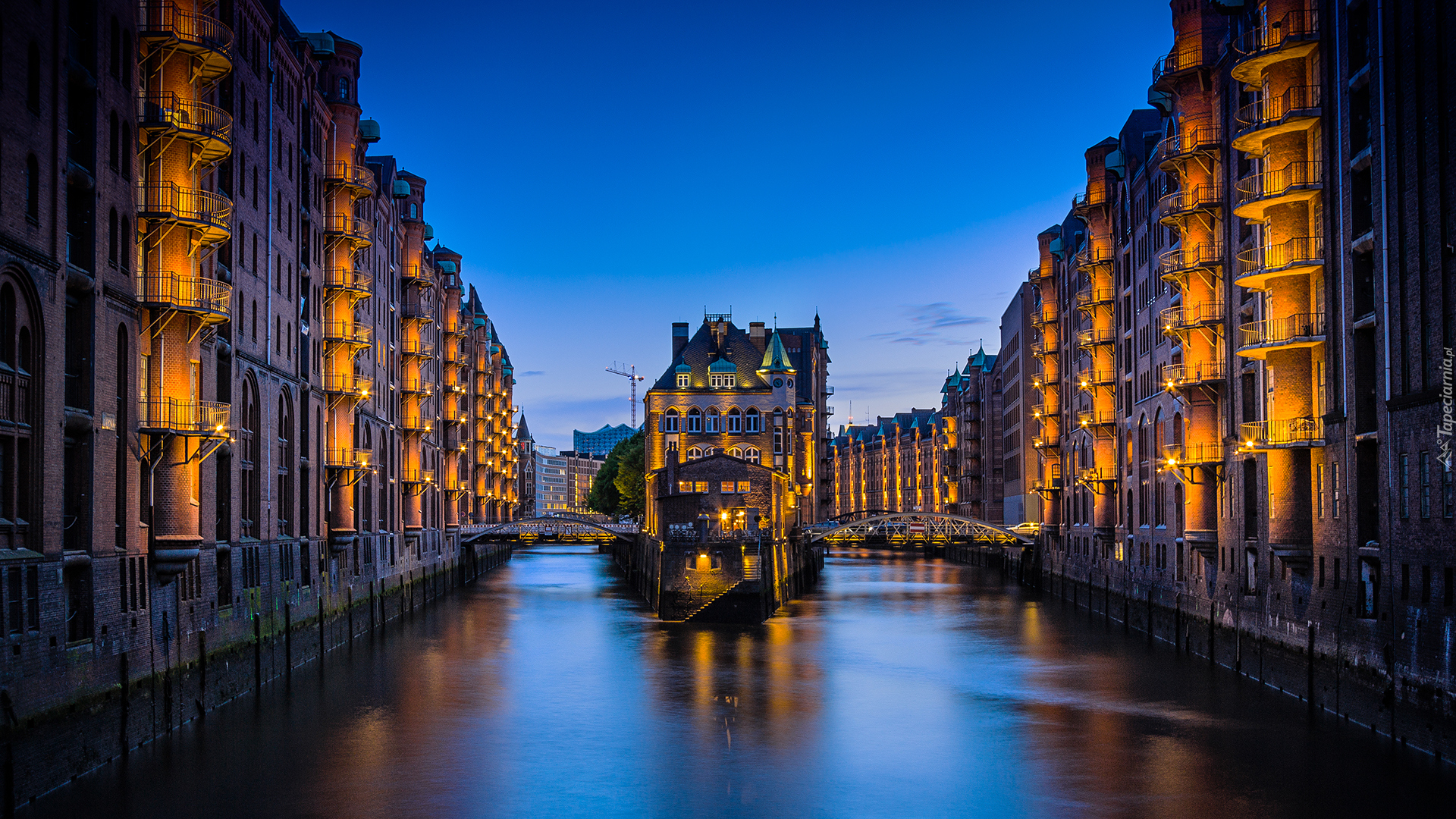 Niemcy, Hamburg, Speicherstadt, Mosty, Kanał, Restauracja Wasserschloss, Domy, Oświetlenie, Noc