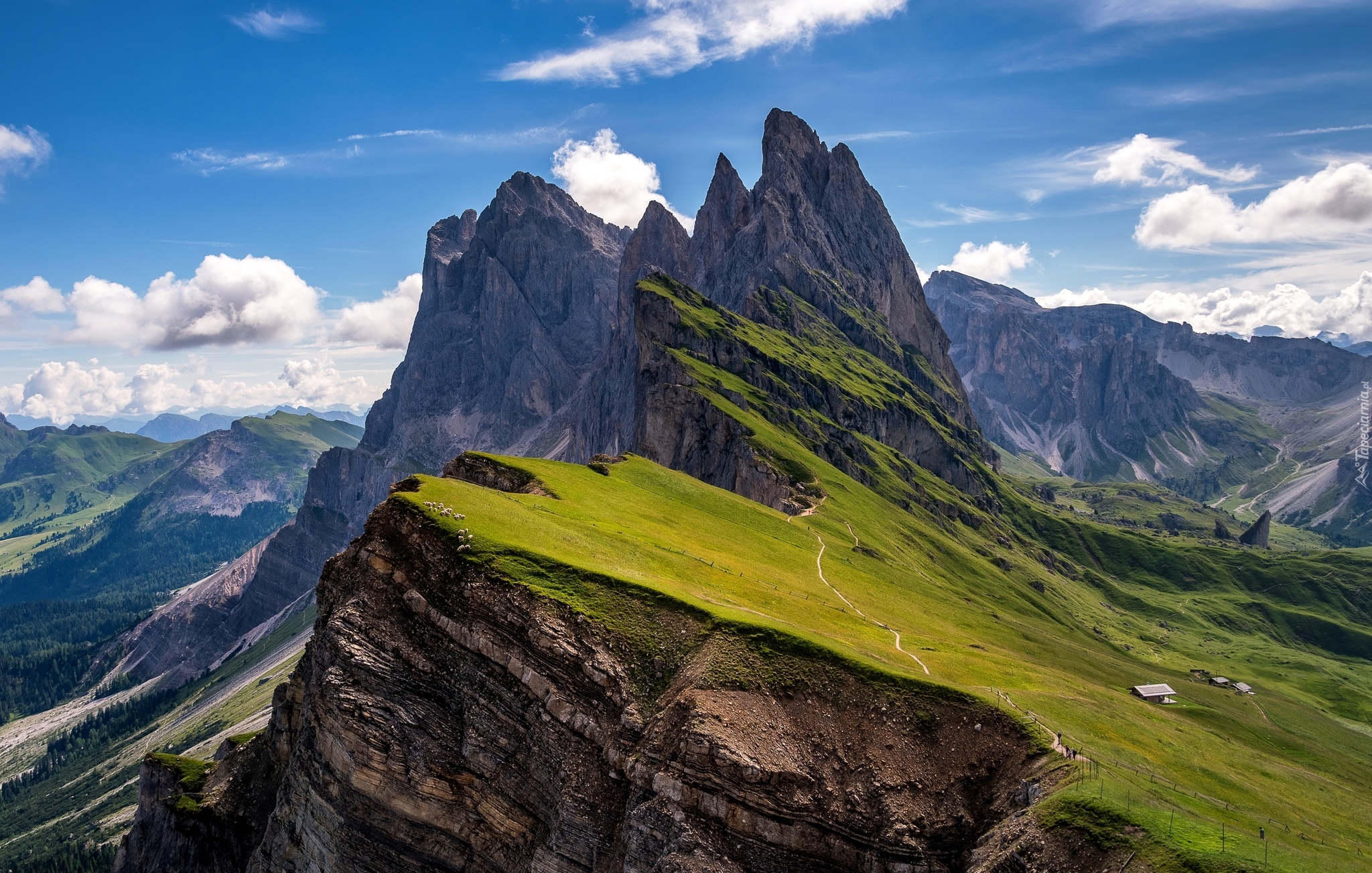 Góry Dolomity, Masyw Odle, Rezerwat przyrody Puez-Geisler, Doliny,  Domki, Prowincja Bolzano, Włochy