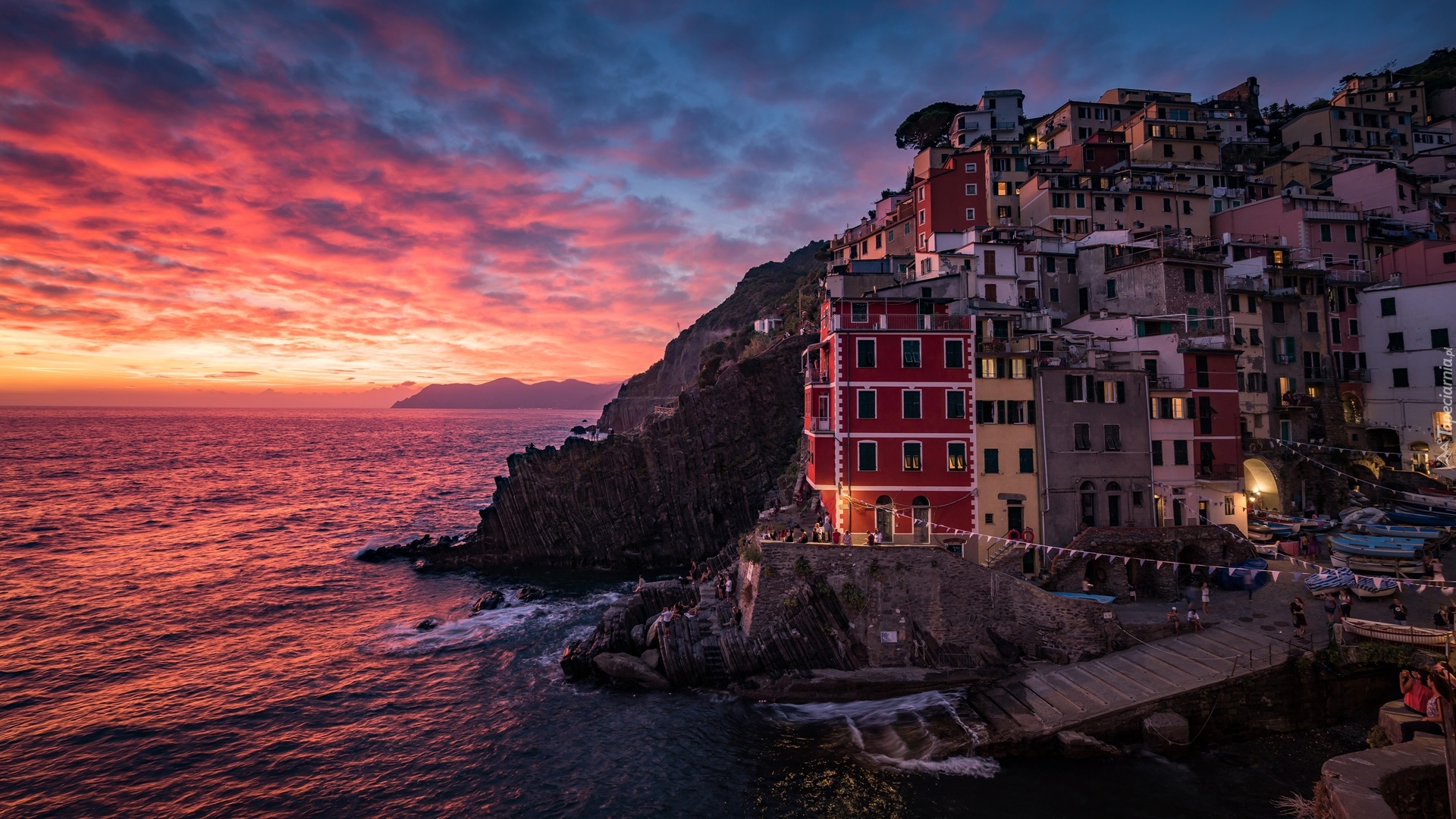 Włochy, Prowincja La Spezia, Riomaggiore, Domy, Morze, Skały, Chmury, Zachód słońca