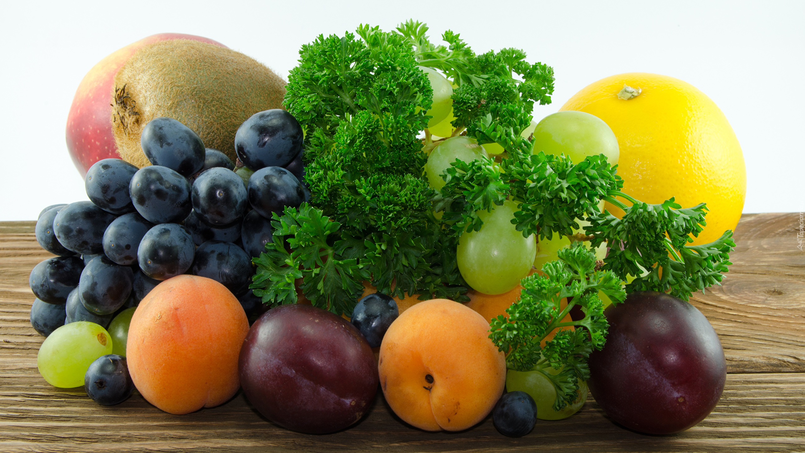 Owoce, Winogrono, Śliwki, Kiwi, Morele, Grejpfrut, Pietruszka naciowa