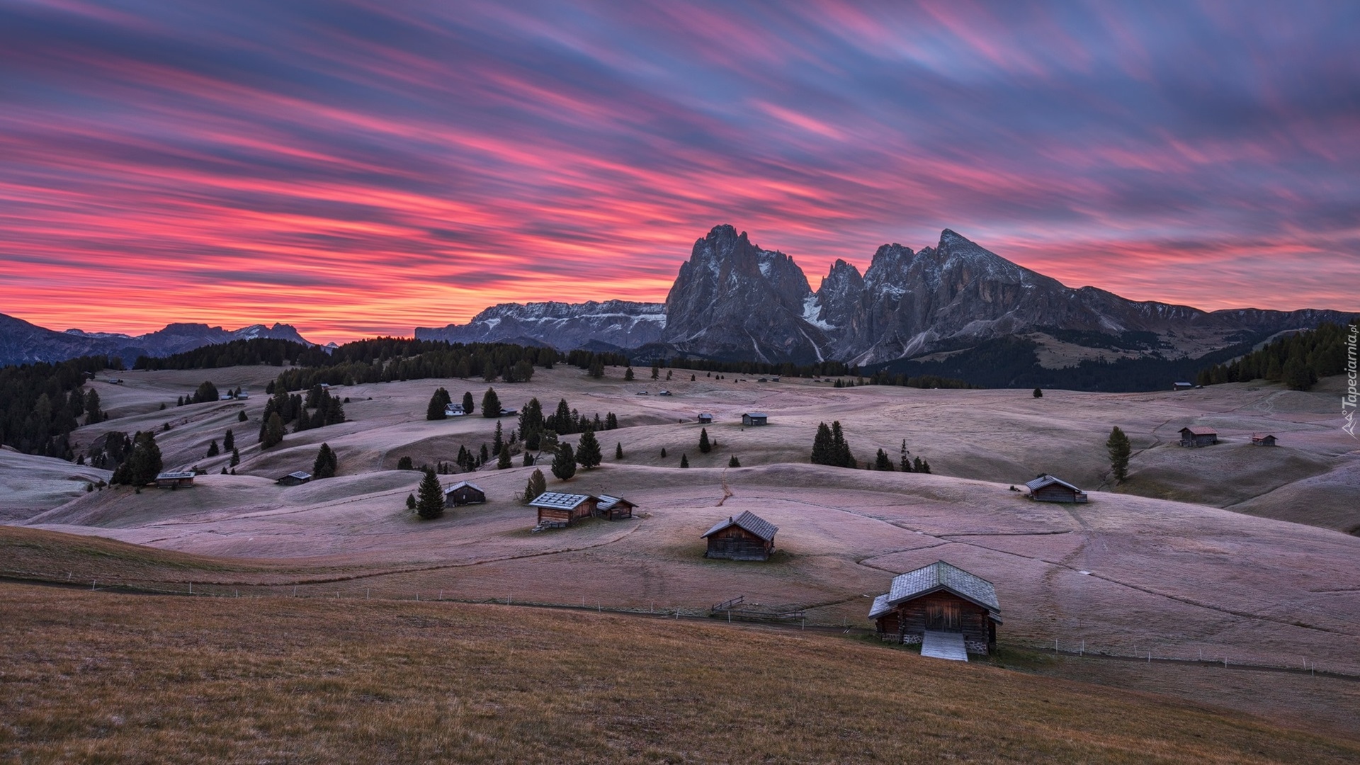 Włochy, Płaskowyż Seiser Alm, Dolina Val Gardena, Dolomity, Góry Sassolungo, Drewniane, Domki, Drzewa, Zachód słońca