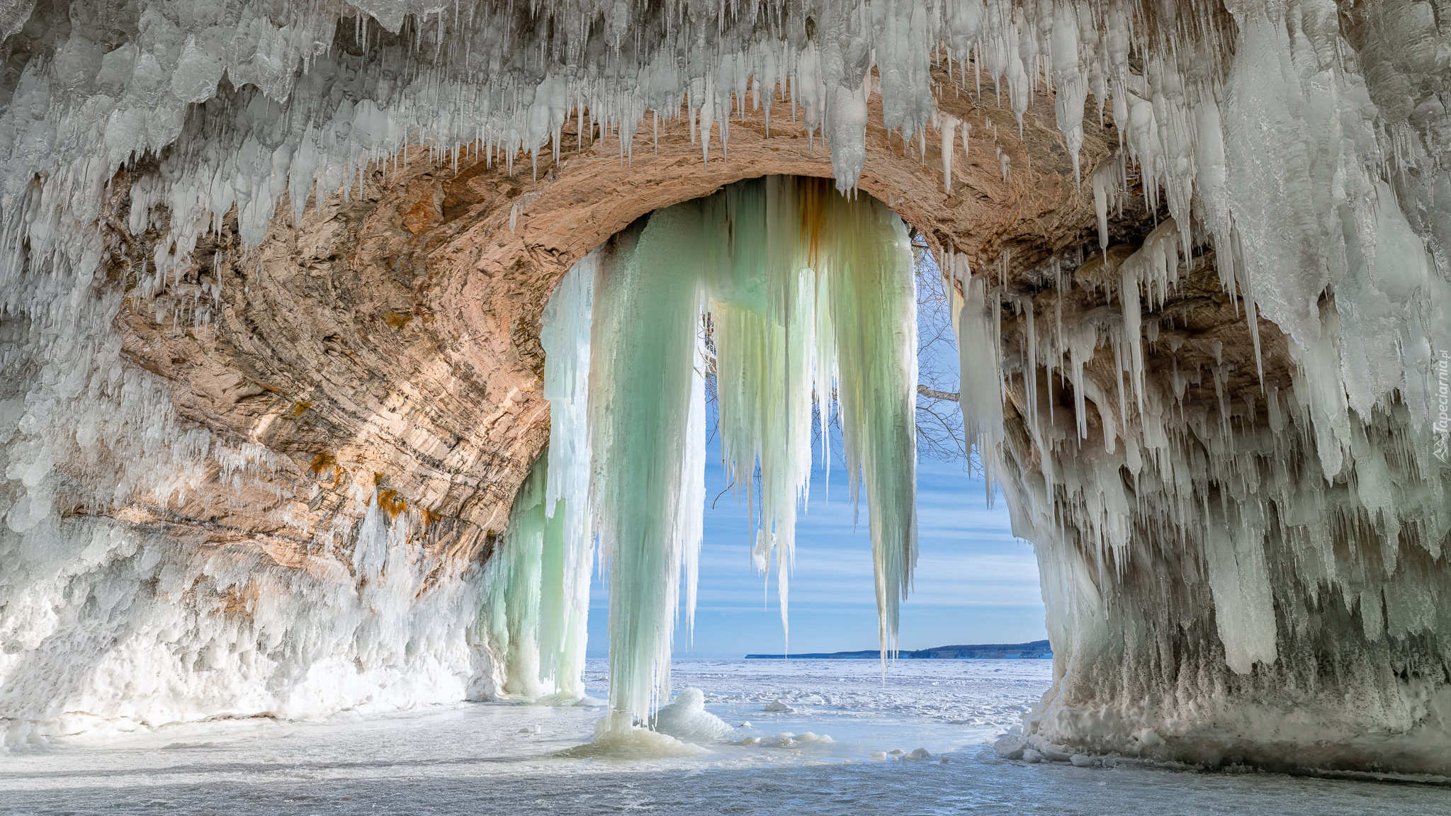Zima, Jaskinia lodowa, Sople, Grand Island Ice Caves, Stan Michigan, Stany Zjednoczone