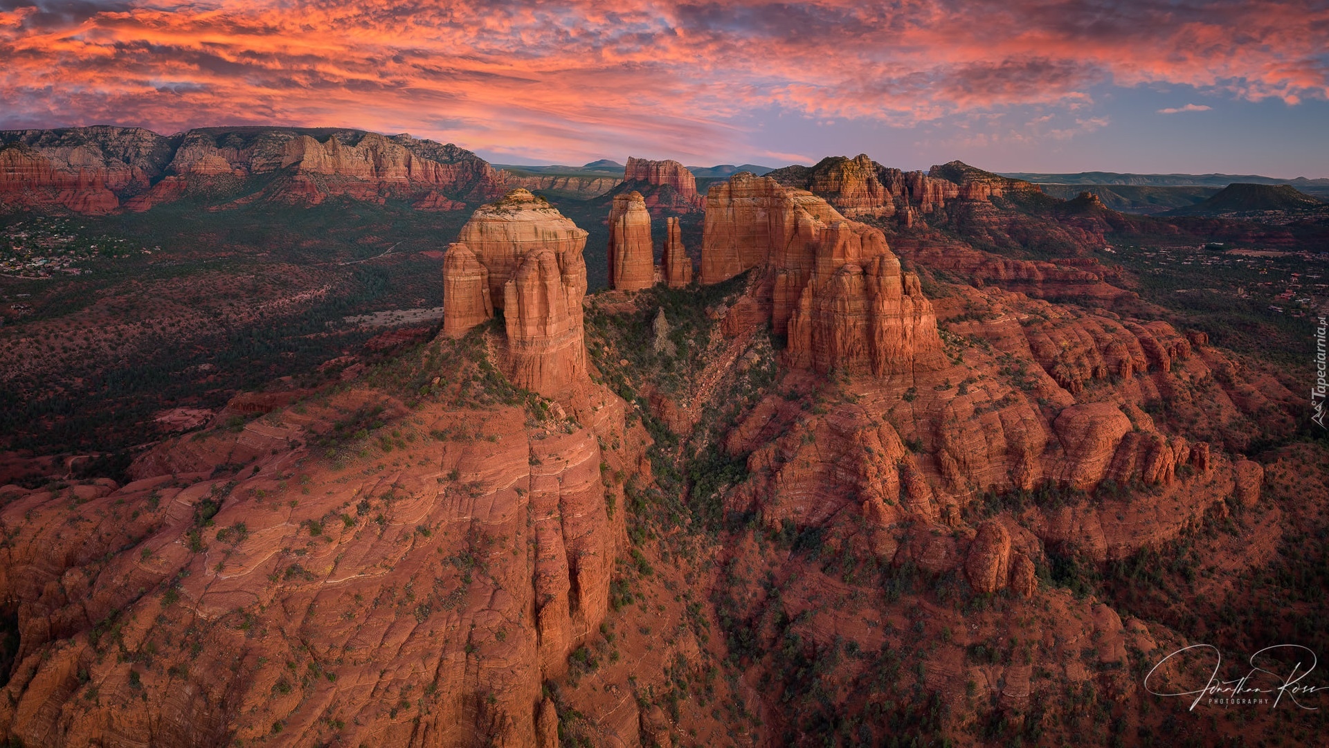 Kanion, Skały, Roślinność, Chmury, Zachód słońca, Sedona, Arizona, Stany Zjednoczone