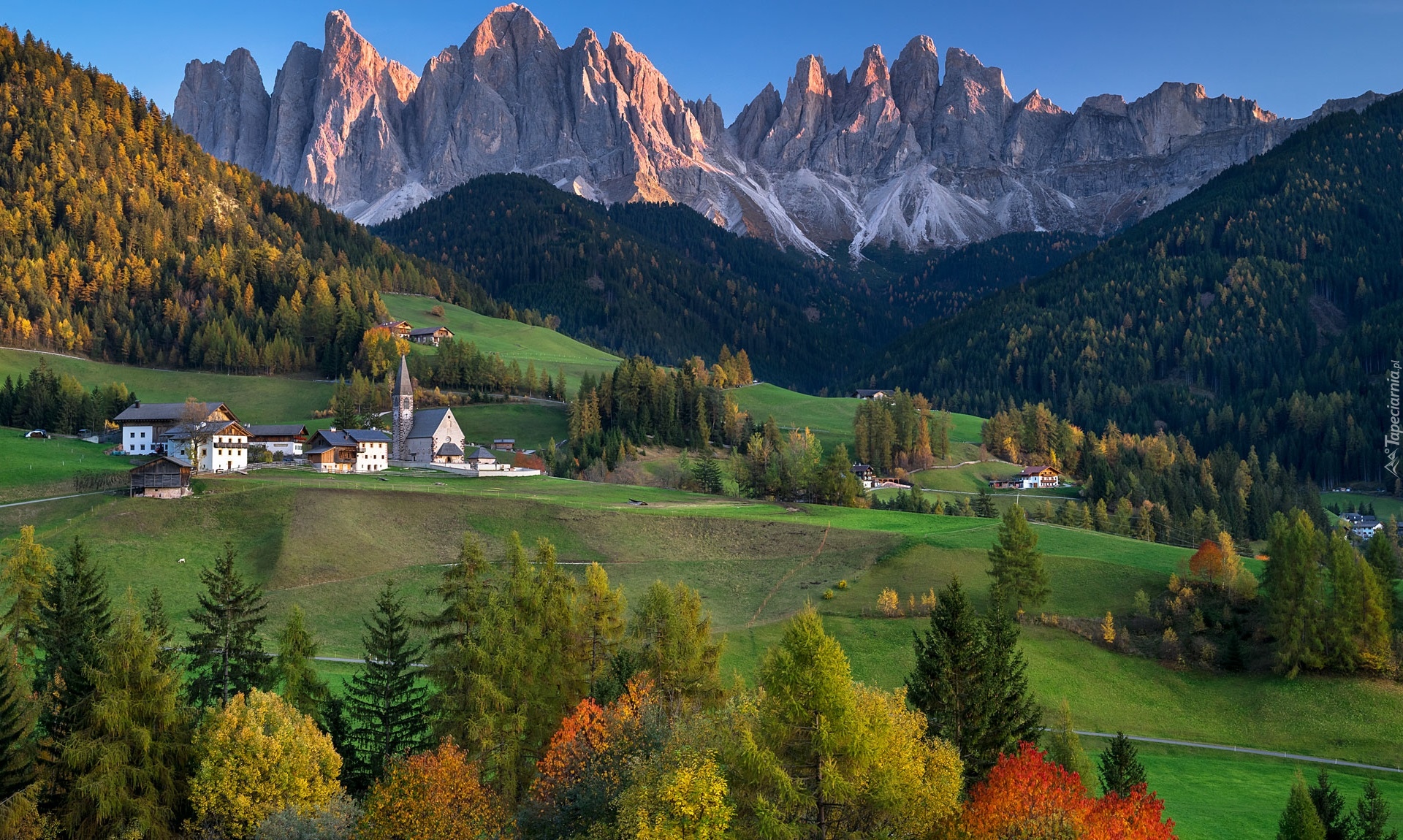 Włochy, Dolina, Val di Funes, Wieś, Santa Maddalena, Rozświetlone, Góry, Dolomity, Lasy, Drzewa, Kościół