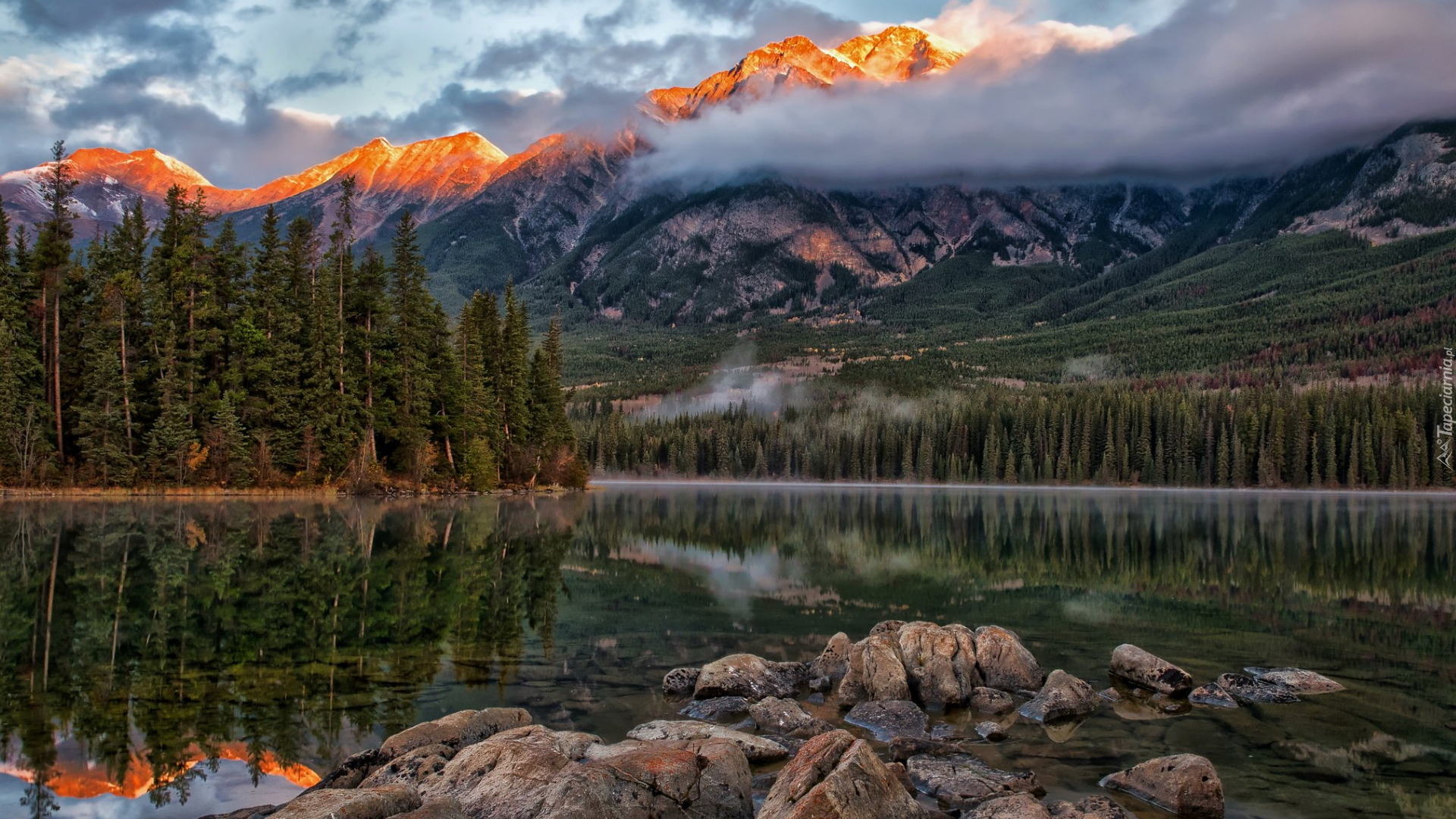 Góry, Victoria Cross Ranges, Mgła, Rozświetlony, Szczyt, Pyramid Mountain, Drzewa, Lasy, Jezioro, Pyramid Lake, Park Narodowy Jasper, Alberta, Kanada