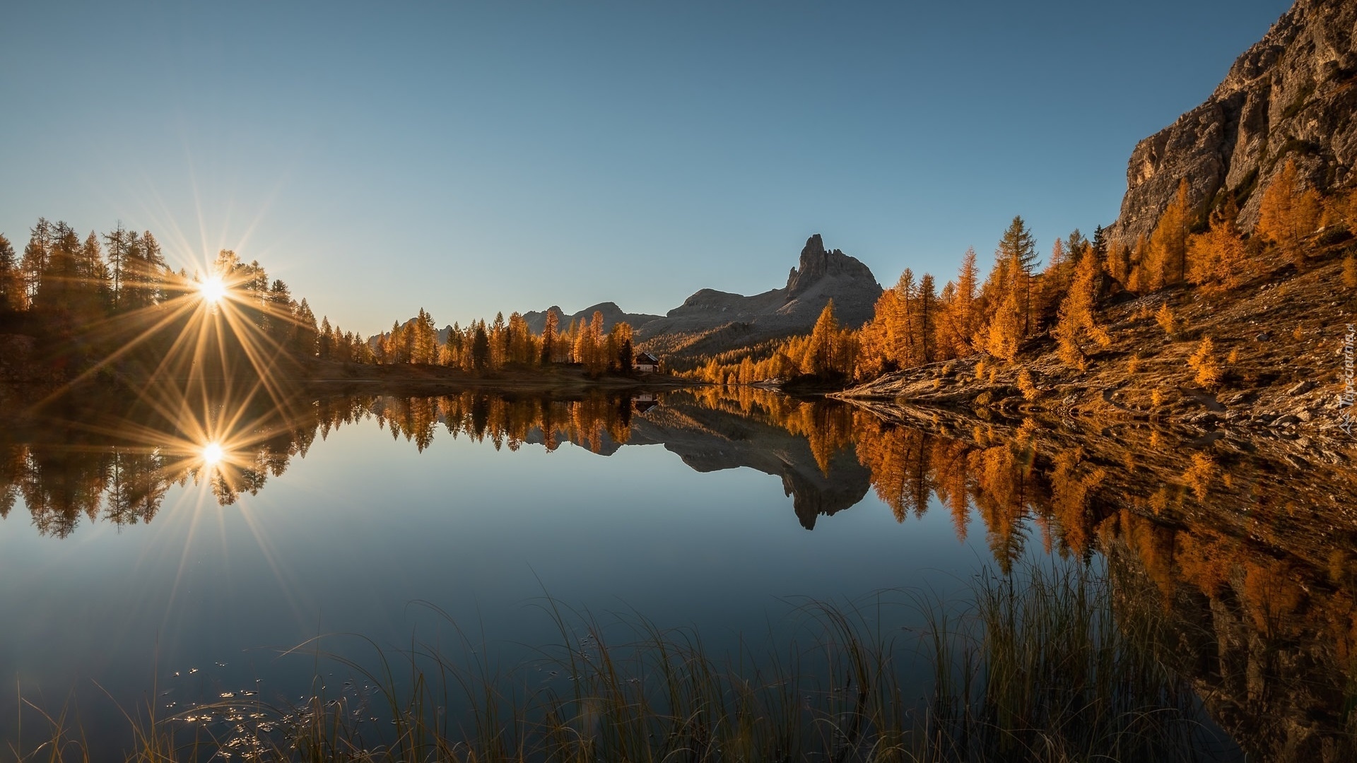 Jesień, Promienie słońca, Góry, Dolomity, Jezioro, Lago Federa, Żółte, Drzewa, Modrzewie, Włochy