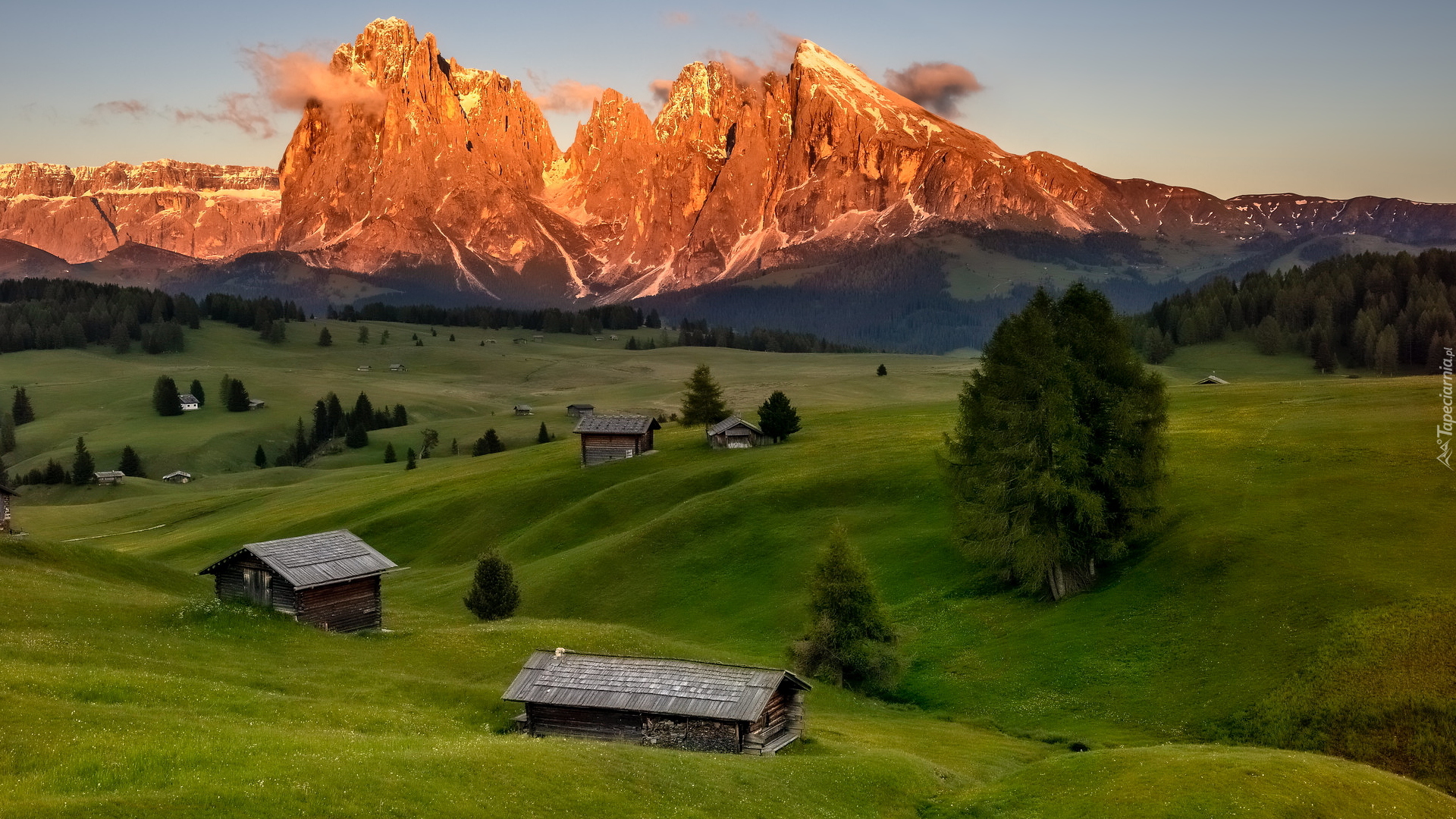 Rozświetlone, Góry Sassolungo, Dolomity, Drewniane, Domki, Drzewa, Płaskowyż Seiser Alm, Dolina Val Gardena, Łąki, Włochy