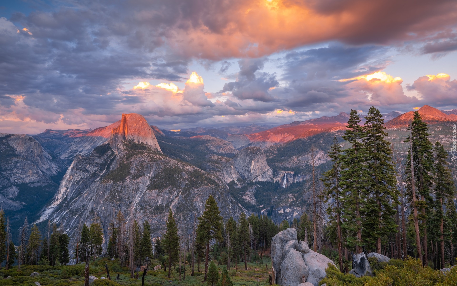 Stany Zjednoczone, Stan Kalifornia, Park Narodowy Yosemite, Drzewa, Skaliste, Góry, Sierra Nevada, Chmury