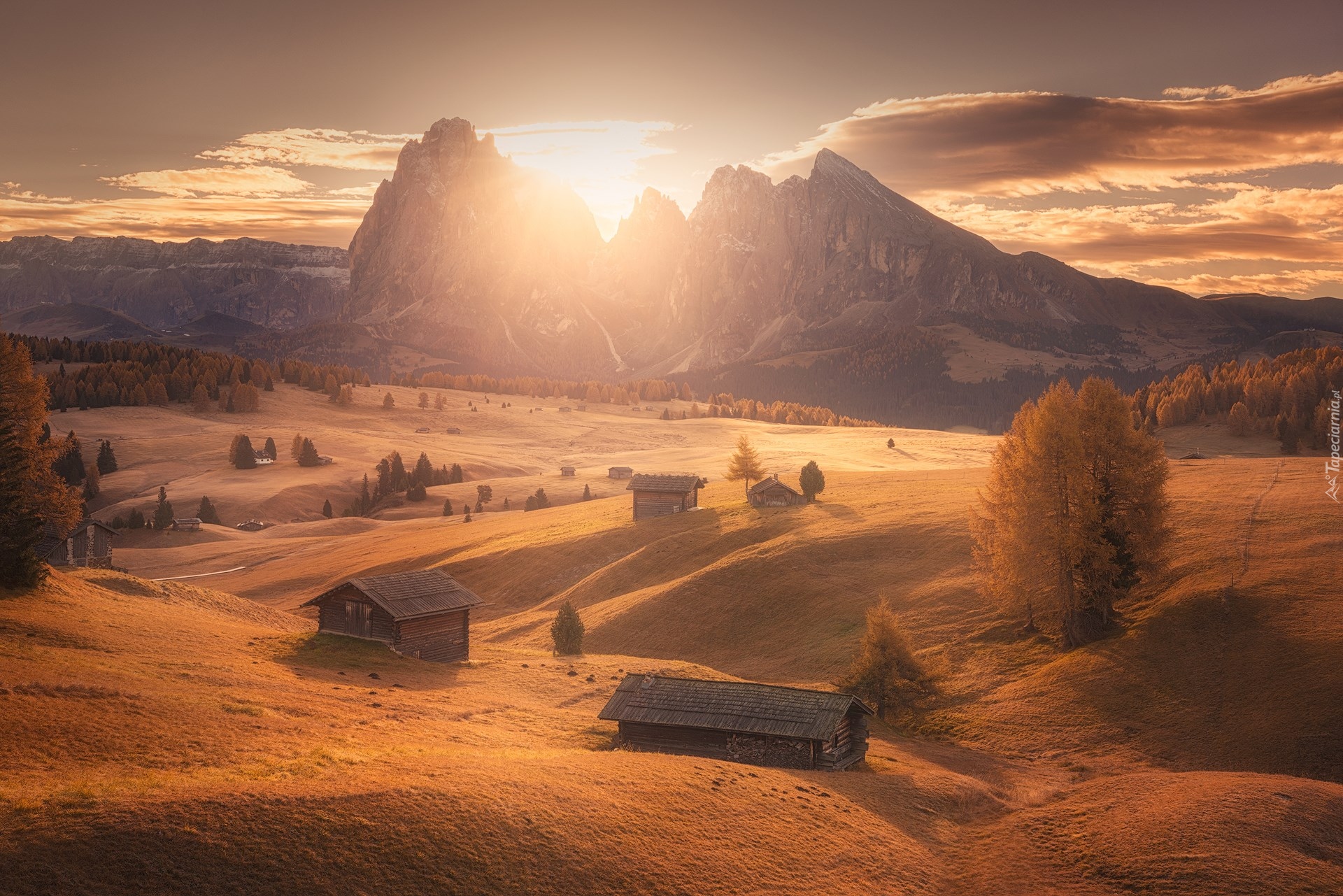 Płaskowyż Seiser Alm, Dolina Val Gardena, Góry Sassolungo, Dolomity, Wzgórza, Wschód słońca, Domy, Drzewa, Włochy