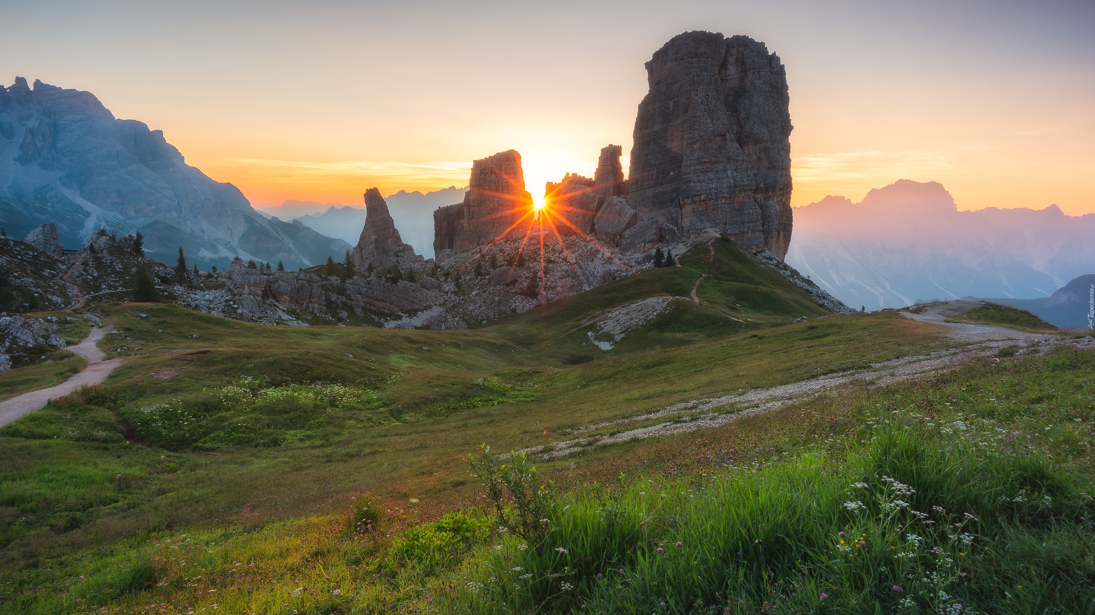 Włochy, Góry, Dolomity, Gmina Veneto, Góry, Cinque Torri, Szczyt, Torre Grande, Skały, Drzewa, Trawa