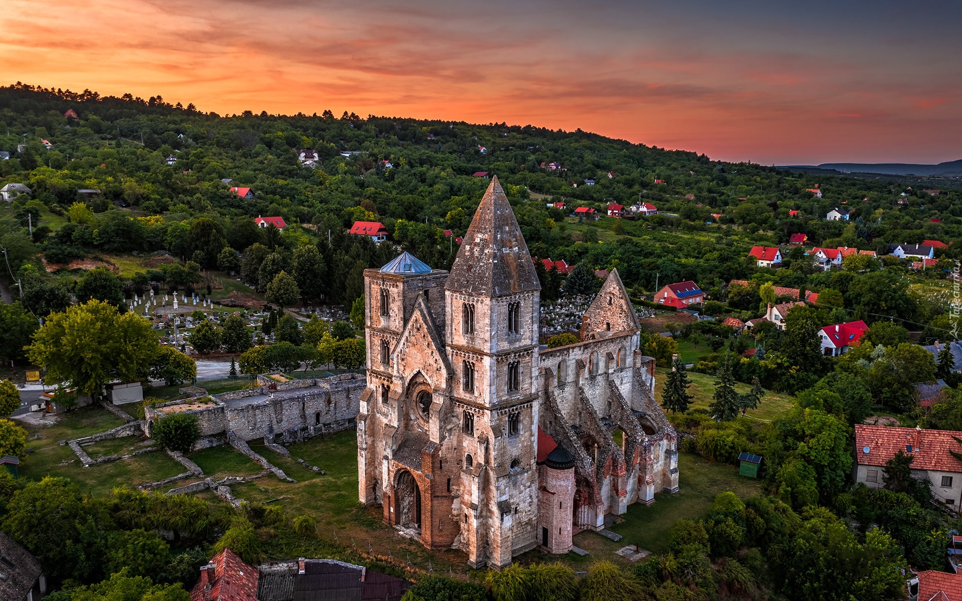 Węgry, Kościół klasztorny Premontre, Drzewa, Domy, Zachód słońca