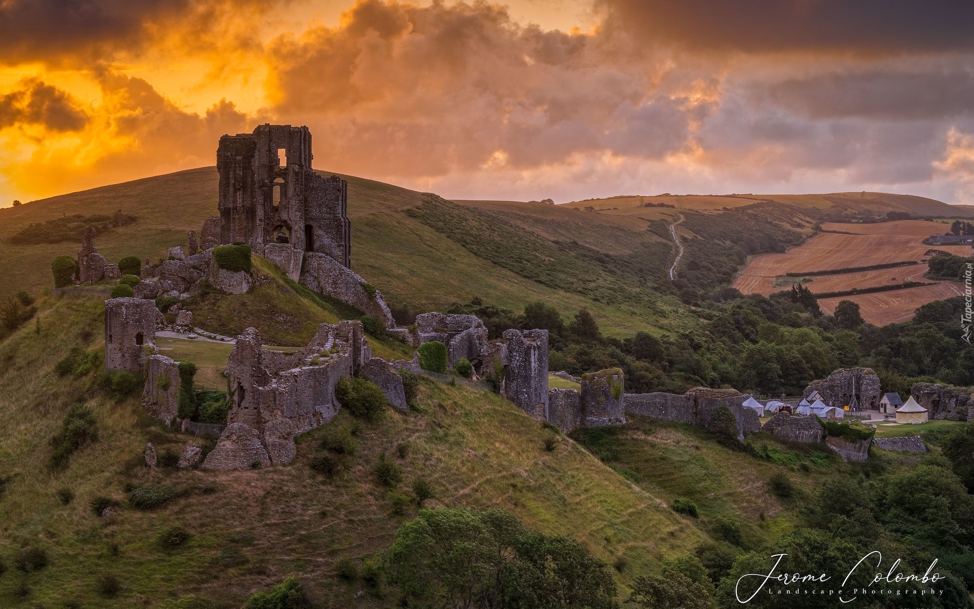 Wschód słońca, Chmury, Wzgórze, Zamek w Corfe Castle, Ruiny, Hrabstwo Dorset, Anglia