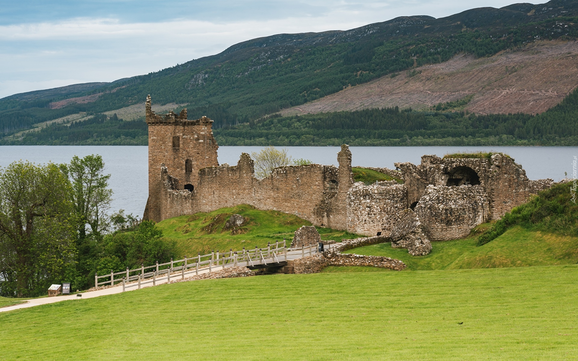 Szkocja, Drumnadrochit, Jezioro Loch Ness, Zamek Urquhart, Ruiny, Droga, Most
