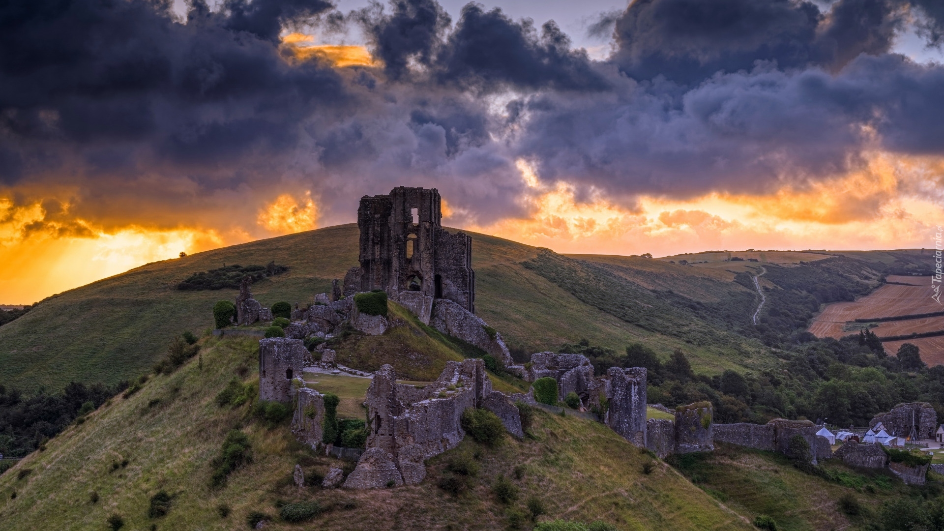 Wschód słońca, Chmury, Wzgórze, Ruiny, Zamek w Corfe Castle, Hrabstwo Dorset, Anglia