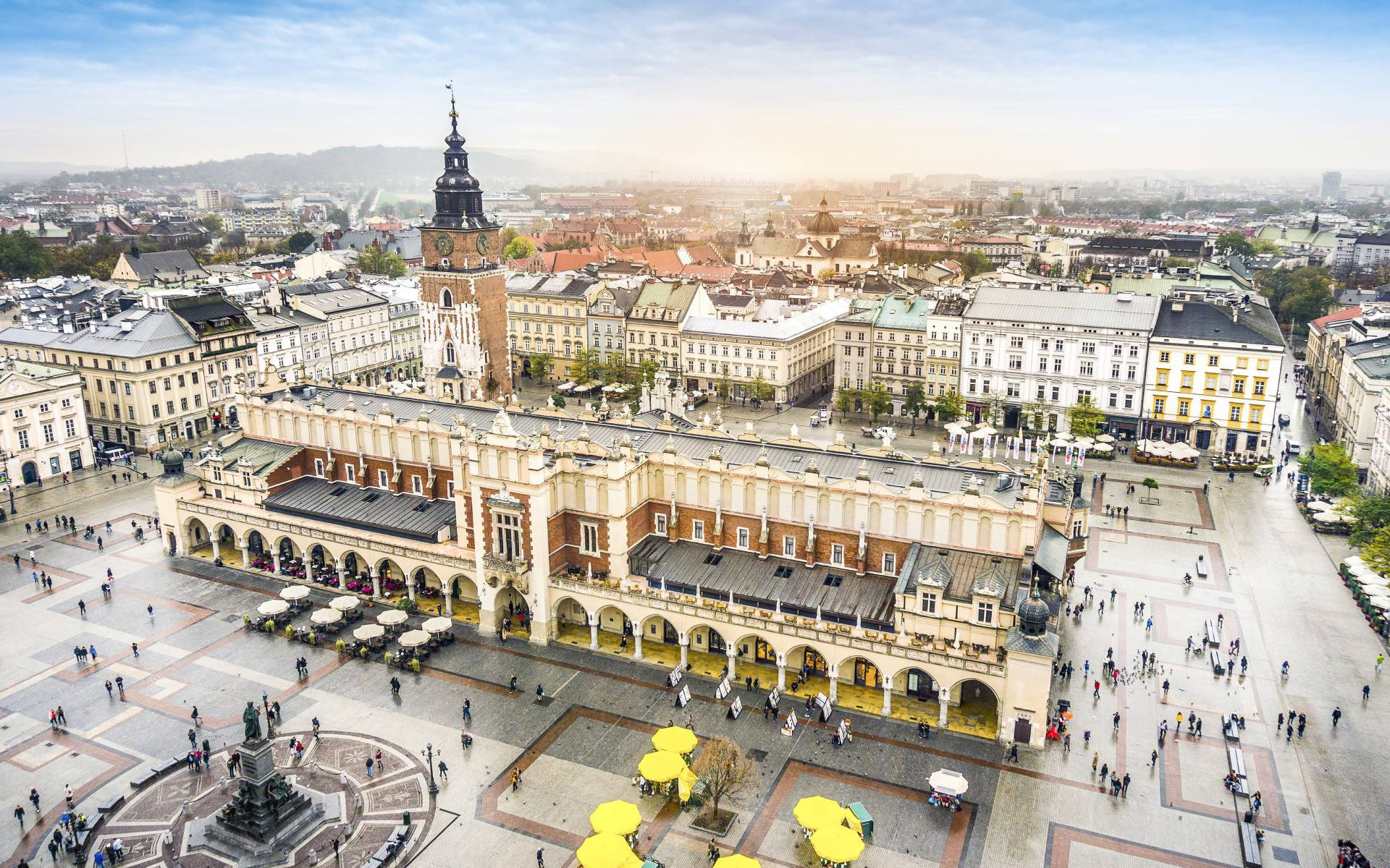 Kraków, Rynek Główny, Bazylika Mariacka, Sukiennice, Miasto, Chmury, Zachód słońca, Polska